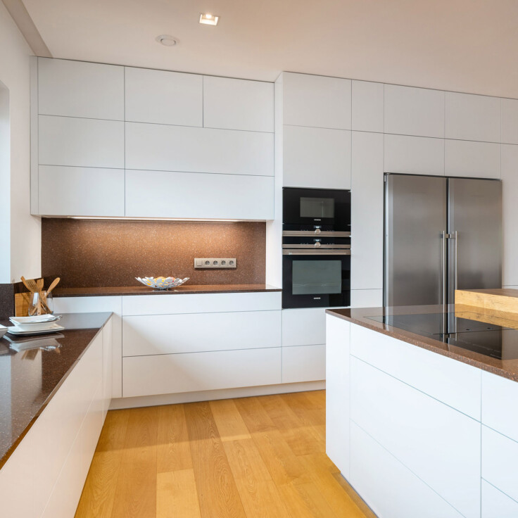 biela_lakovana_kuchyna-na-mieru_nerezova-chladnicka