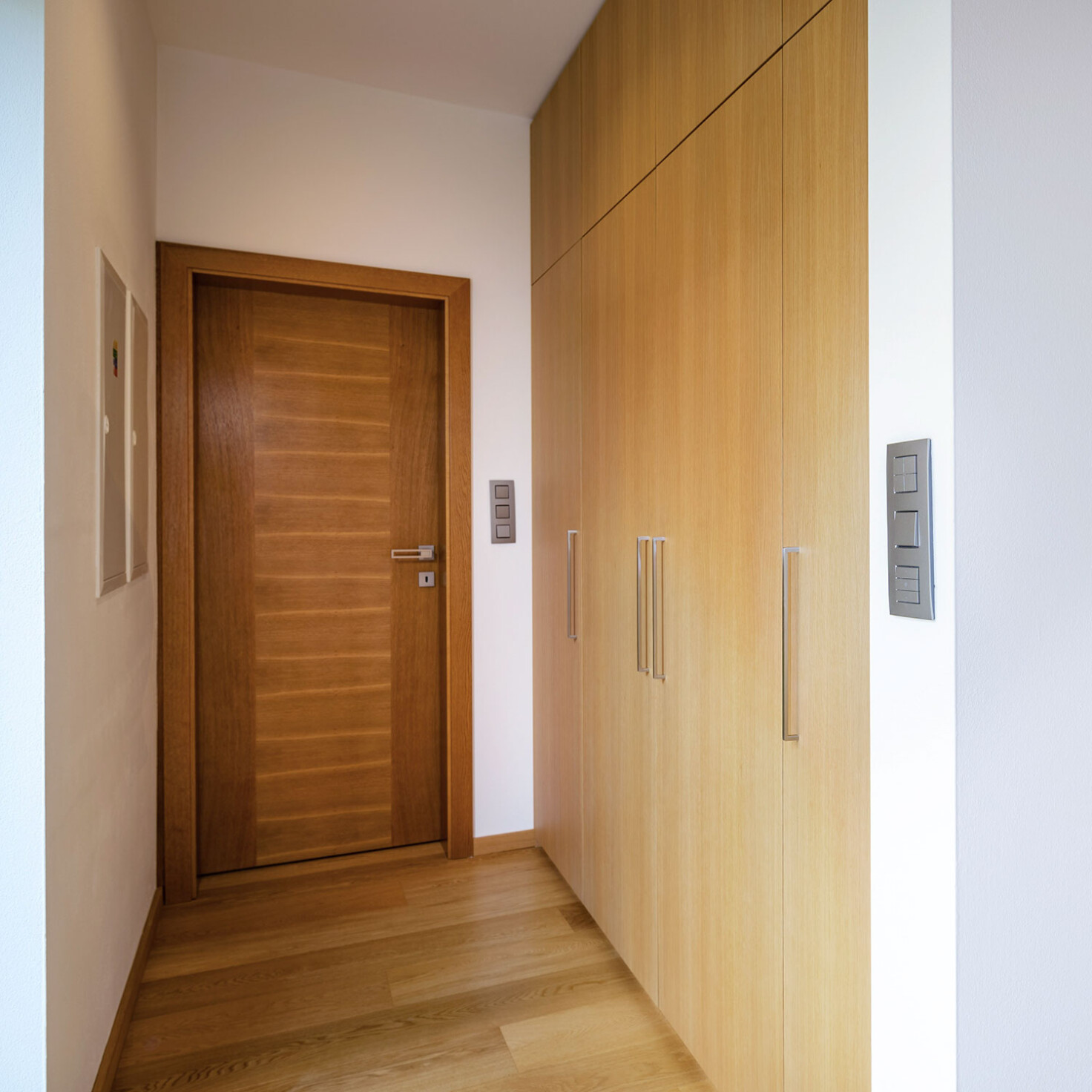 drevena-vstavana-skrina-na-mieru