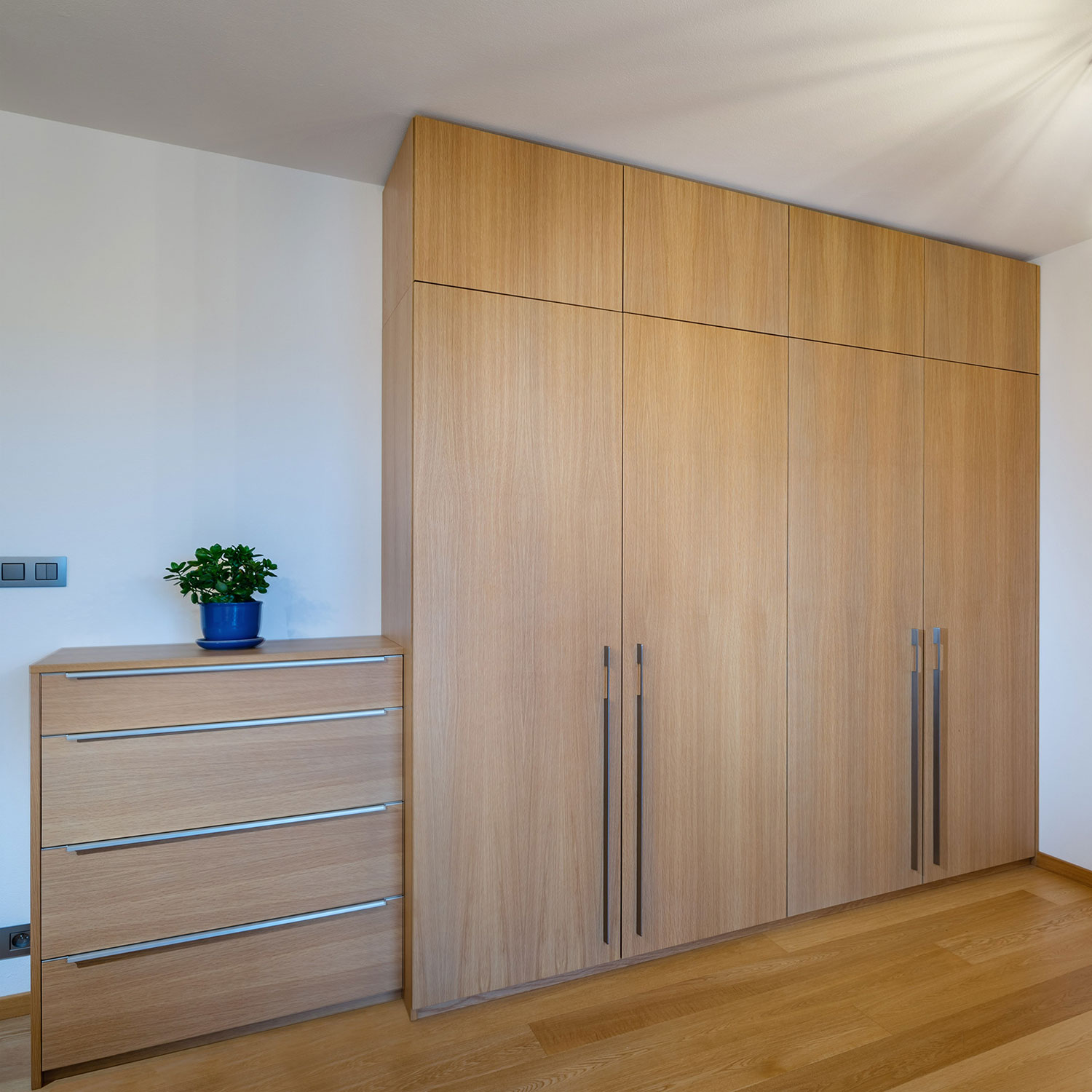 drevena-vstavana-skrina-na-mieru_drevena-komoda-na-mieru