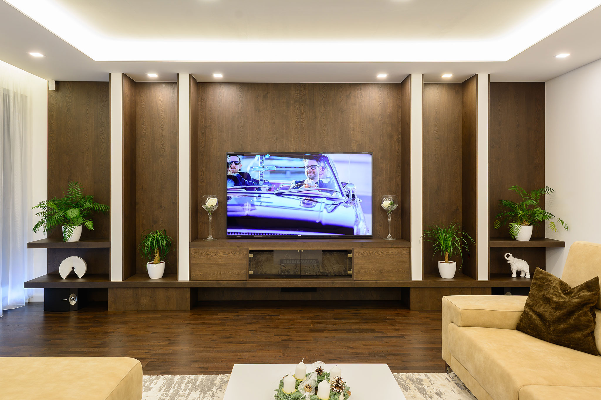 hneda-obyvackova-stena_-na-mieru