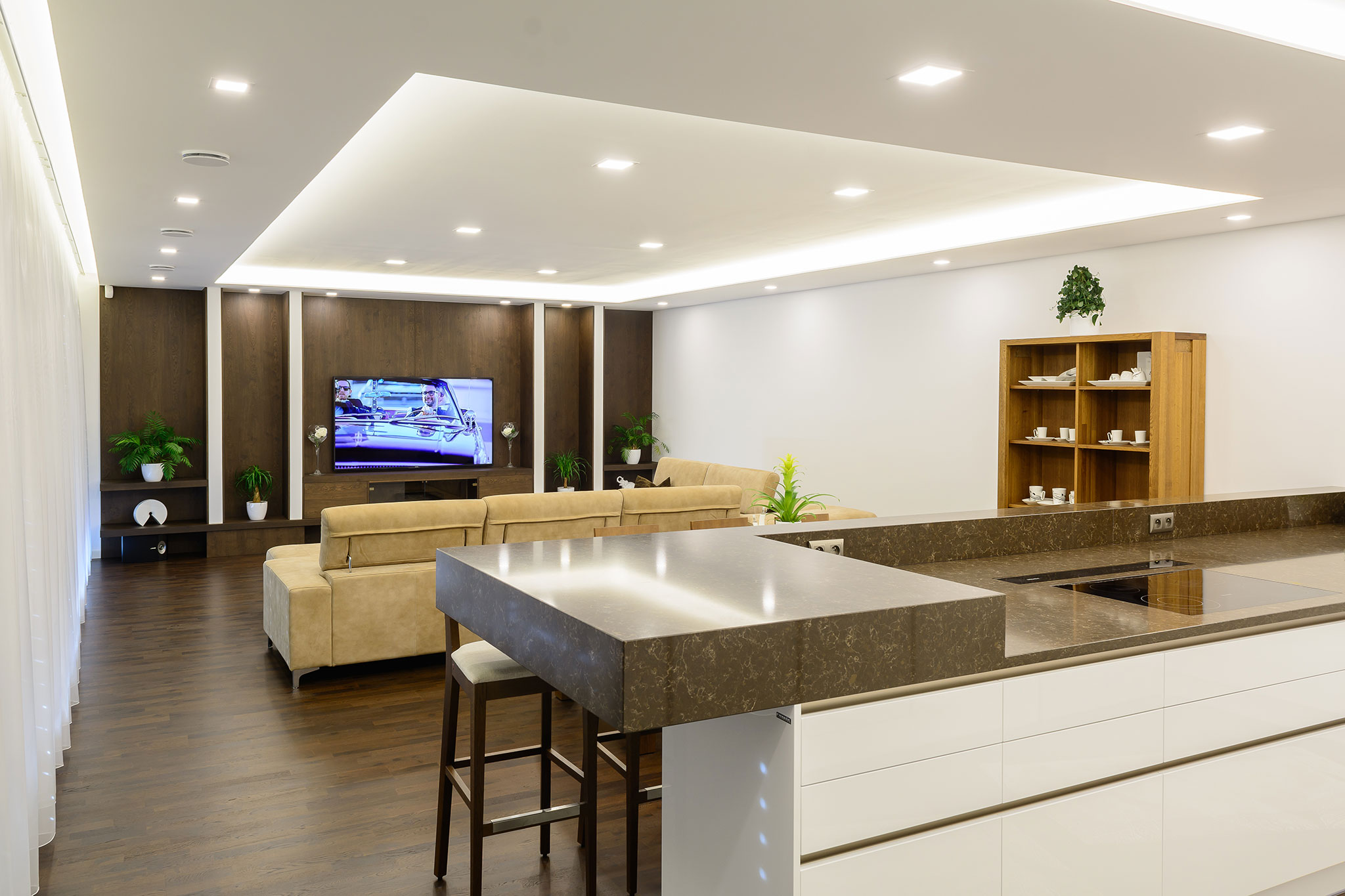 hneda-obyvackova-stena_-na-mieru