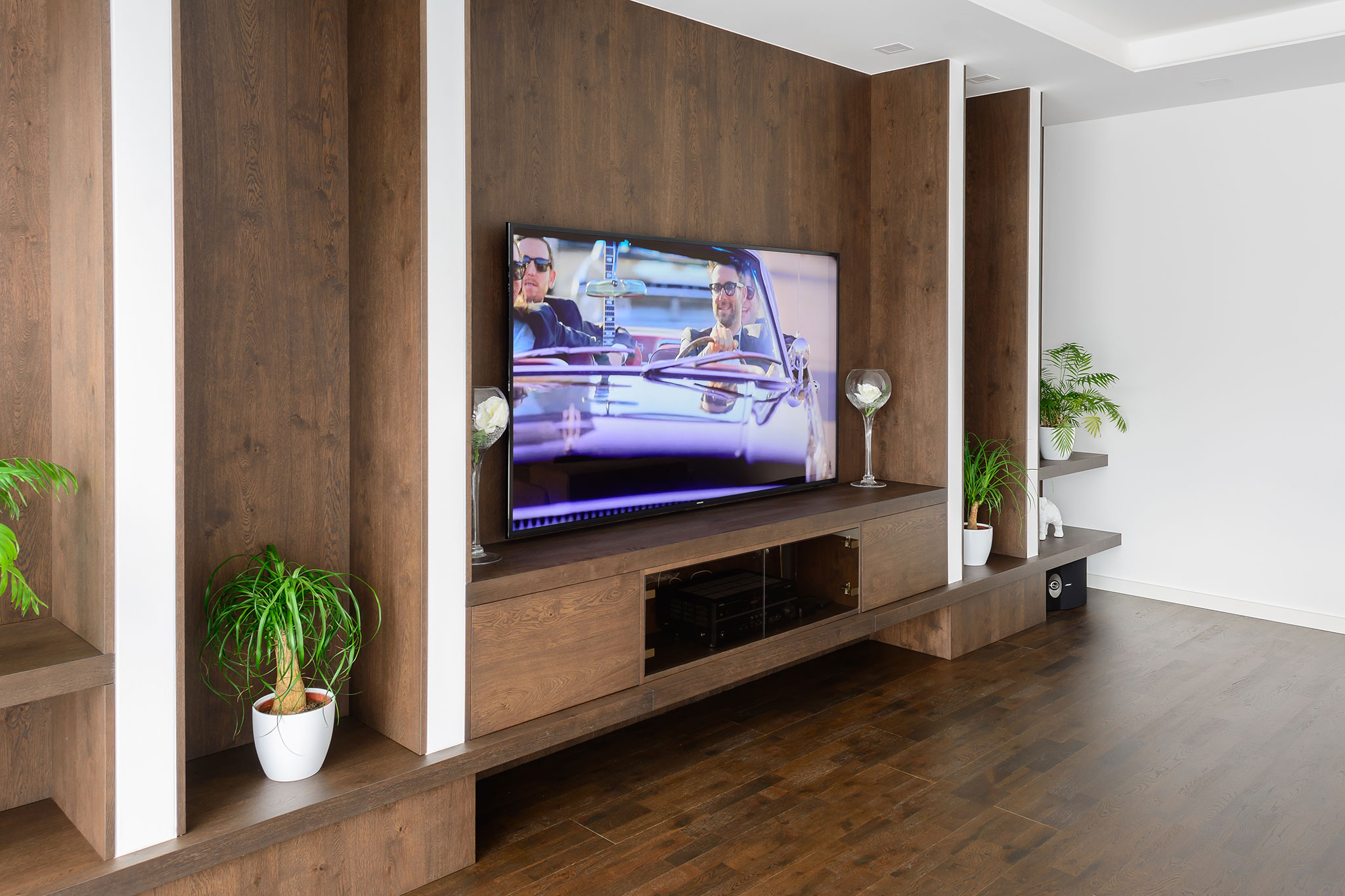 hneda-obyvackova-stena_-na-mieru