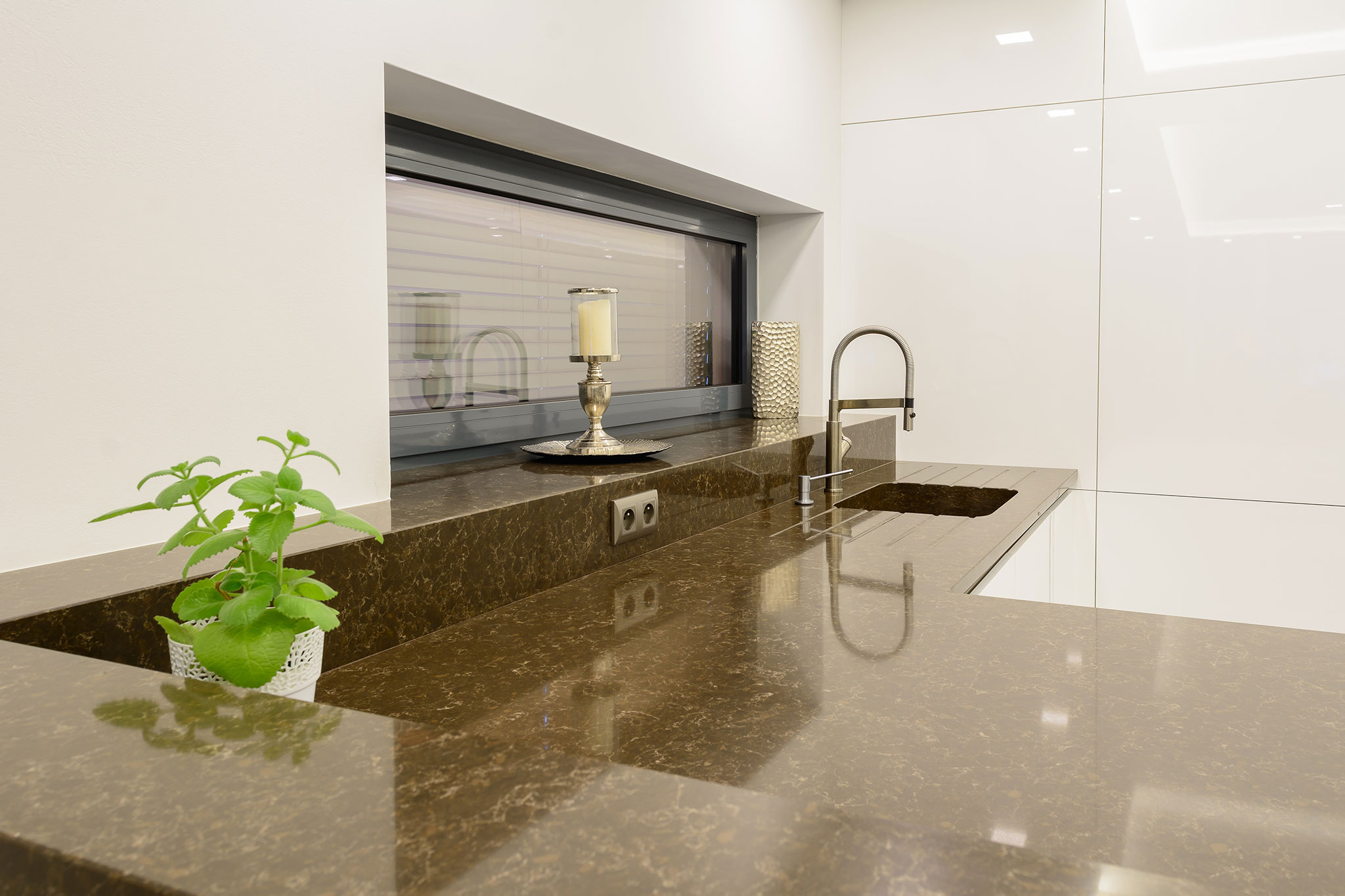 kuchyna_na-mieru_hneda-kamenna-pracovna-doska