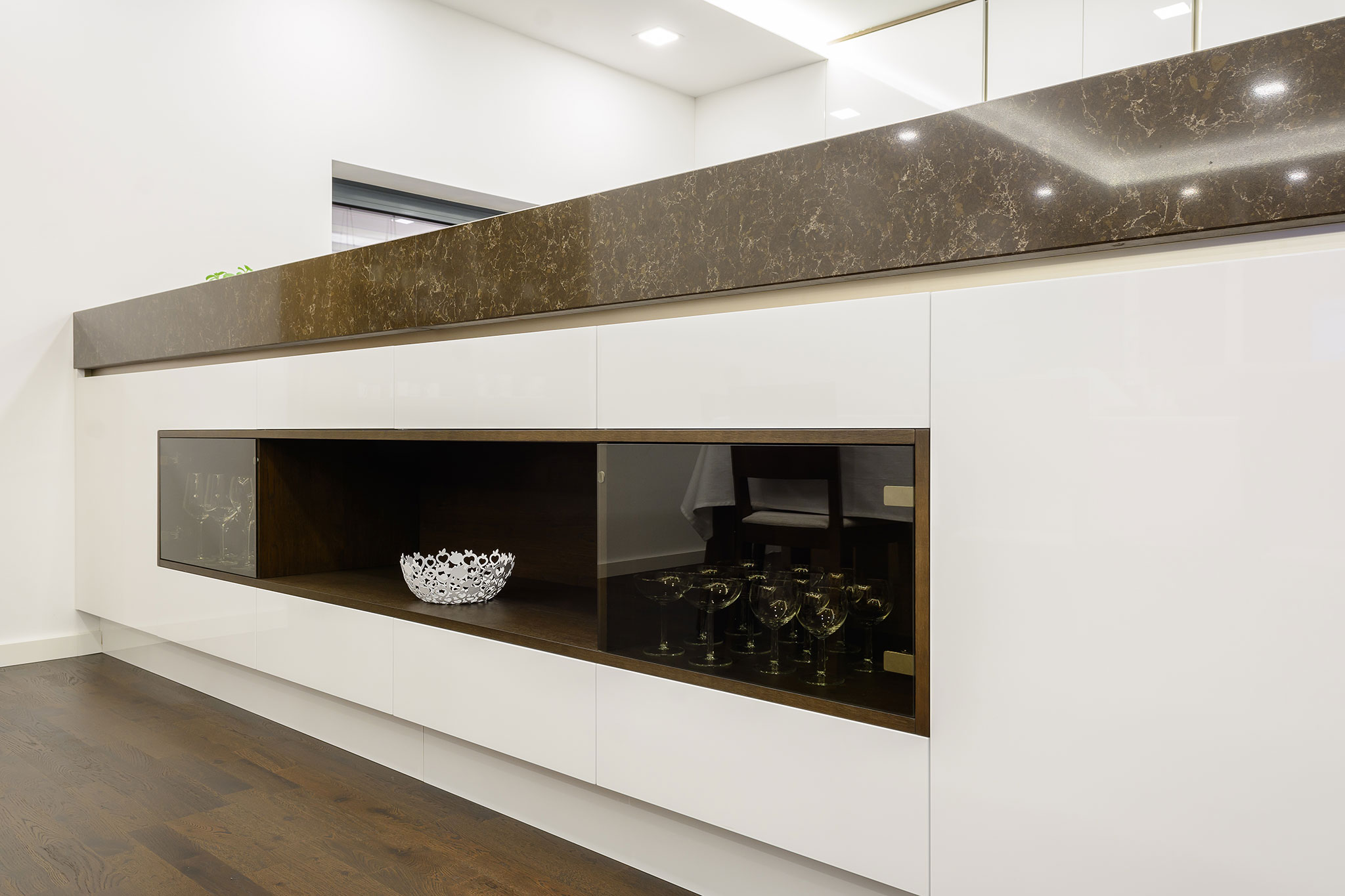 kuchyna_na-mieru_hneda-kamenna-pracovna-doska