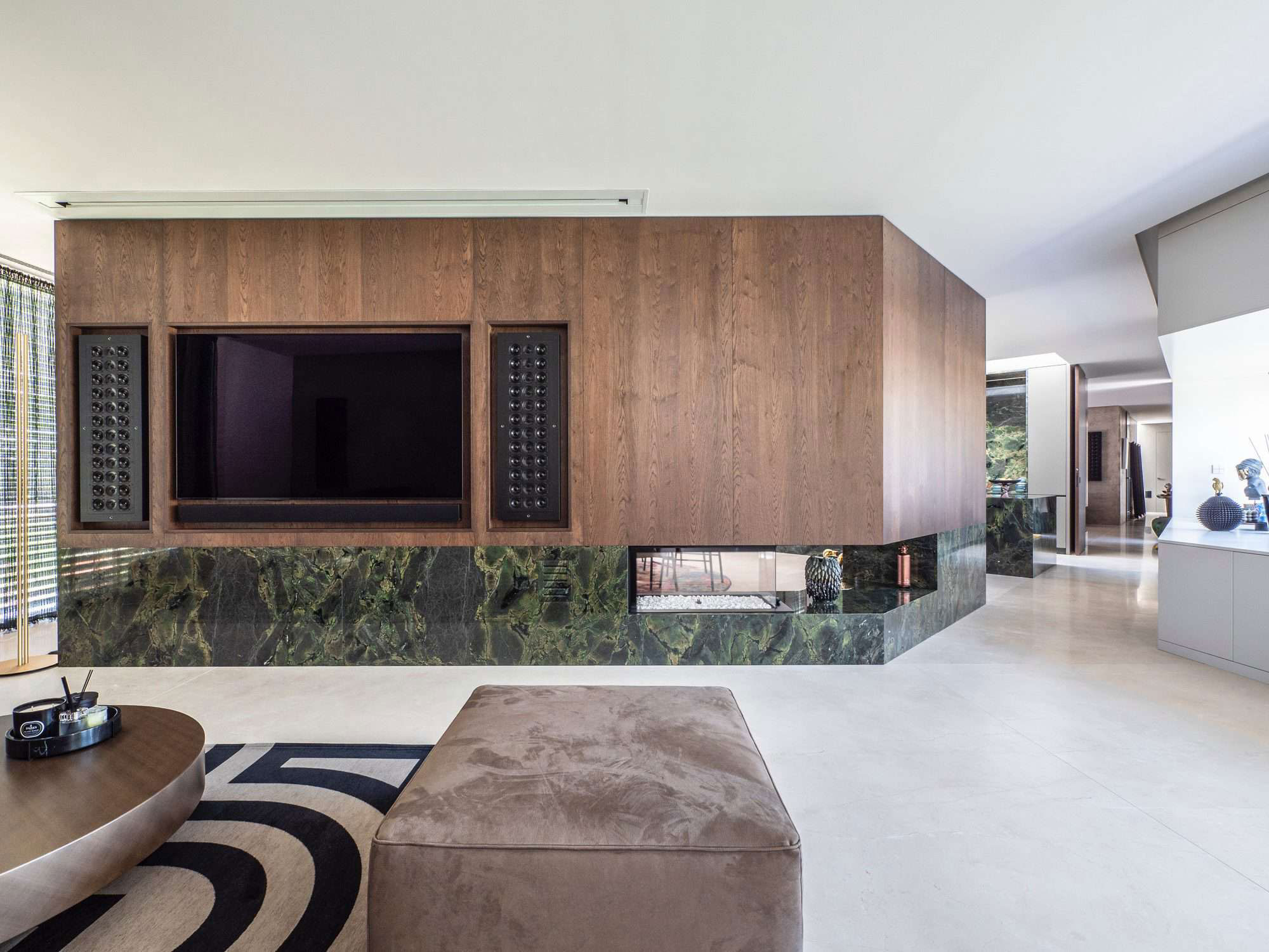 tmava dyha na stene a zeleny kamen