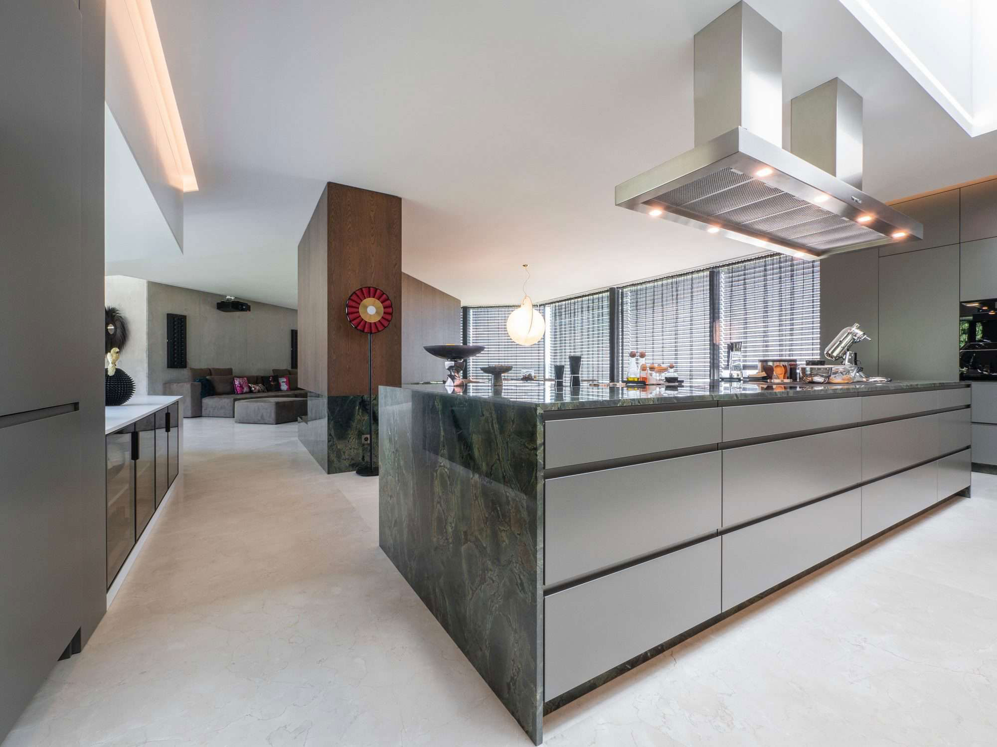 nabytok na mieru v olivovom laku