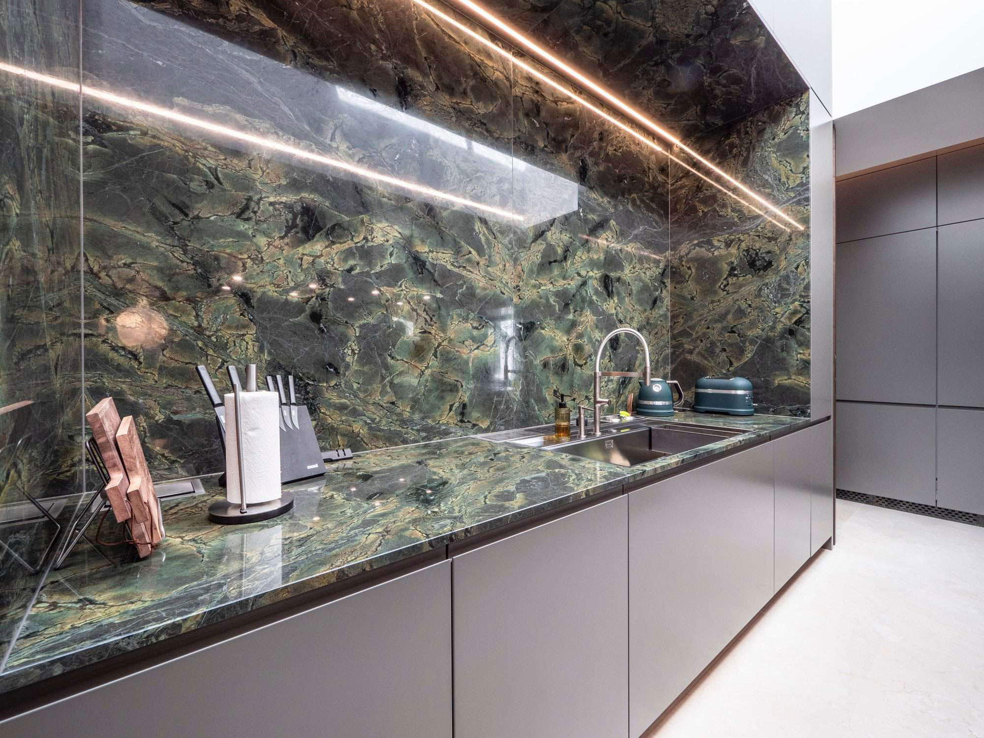 unikátny zeleny kamen v kuchyni