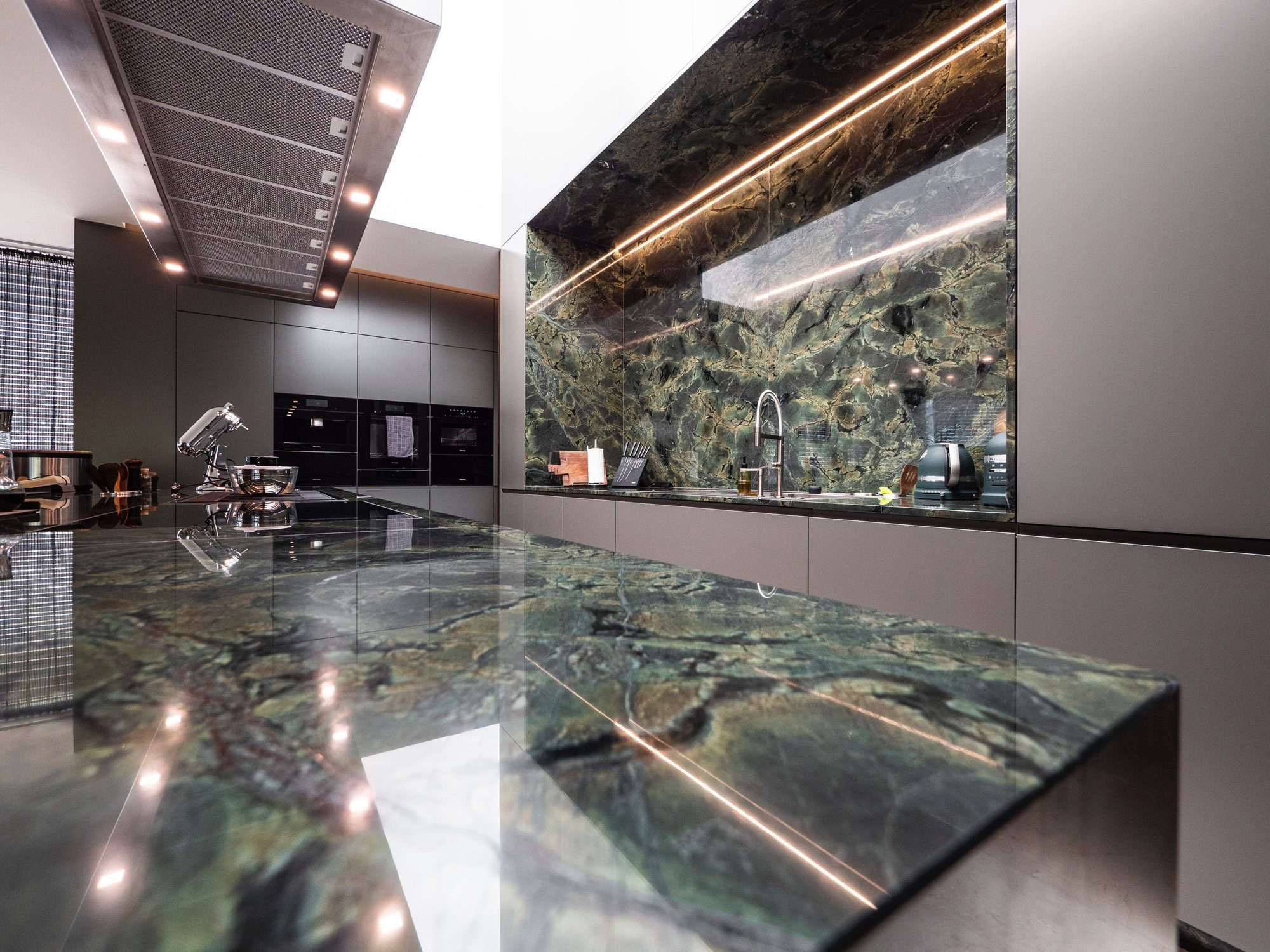 zelena kamenna pracovna doska a zastena