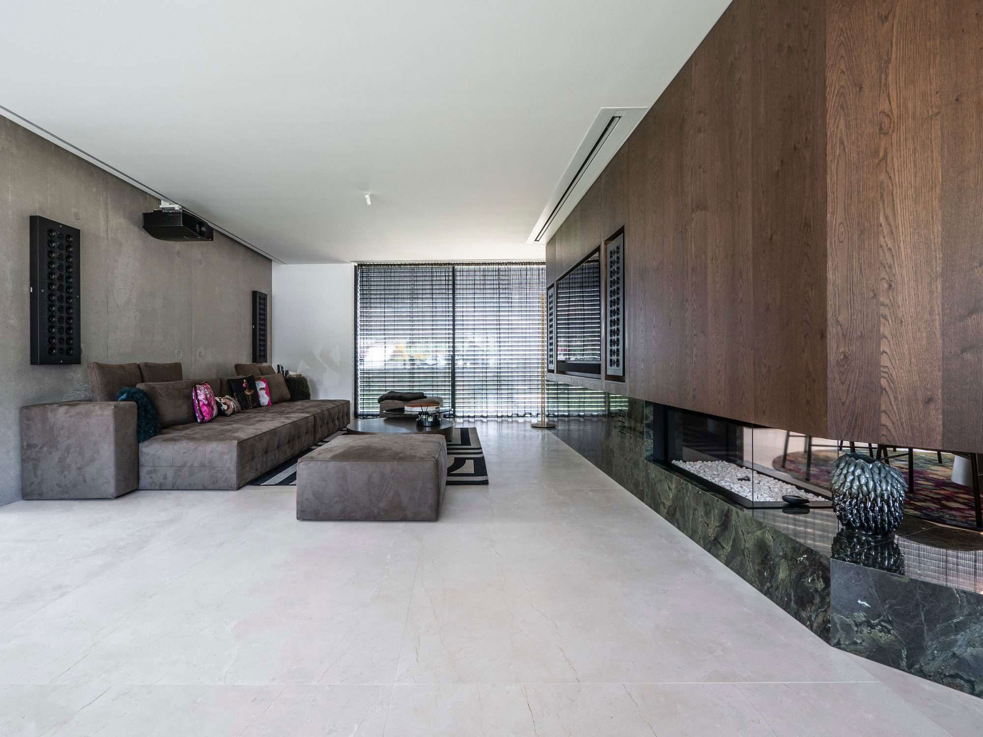 minimalisticka obyvacka so zelenym kamenom