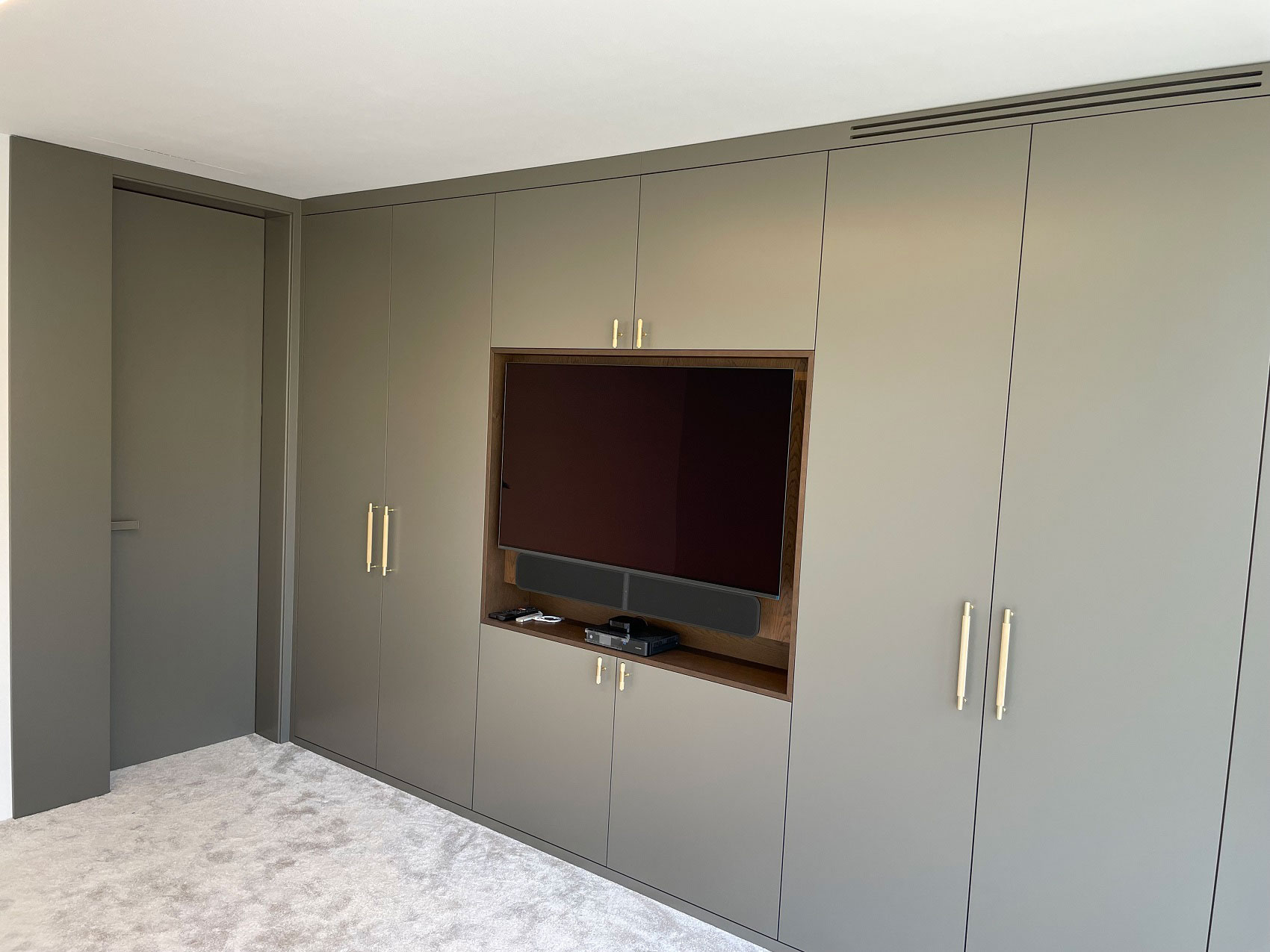 vstavany lakovany nabytok na mieru