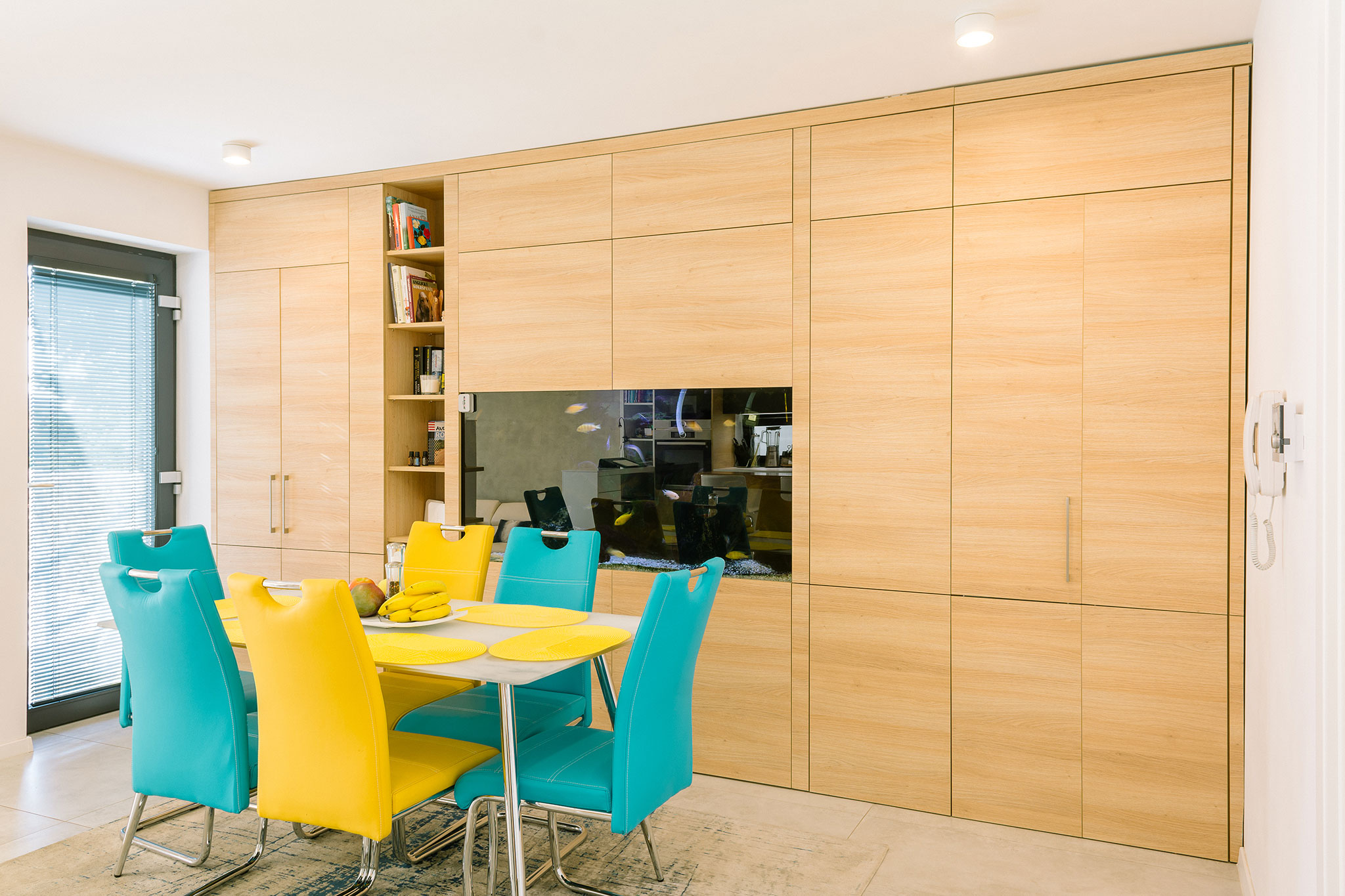 vstavana-drevena-stanikova-skrina-na-mieru-v-kuchyni_vstavane_akvarium