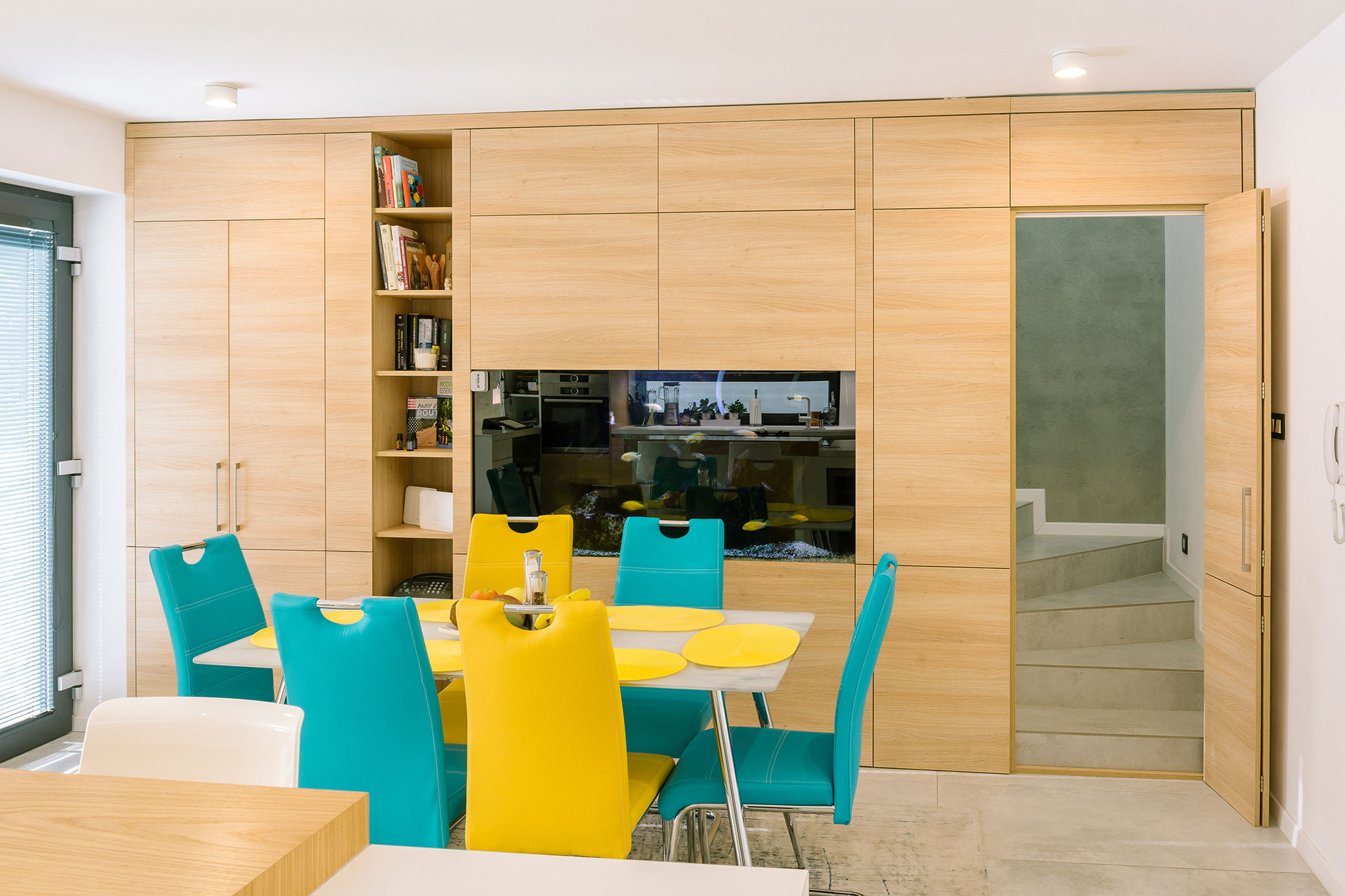 vstavana-drevena-stanikova-skrina-na-mieru-v-kuchyni_vstavane_akvarium