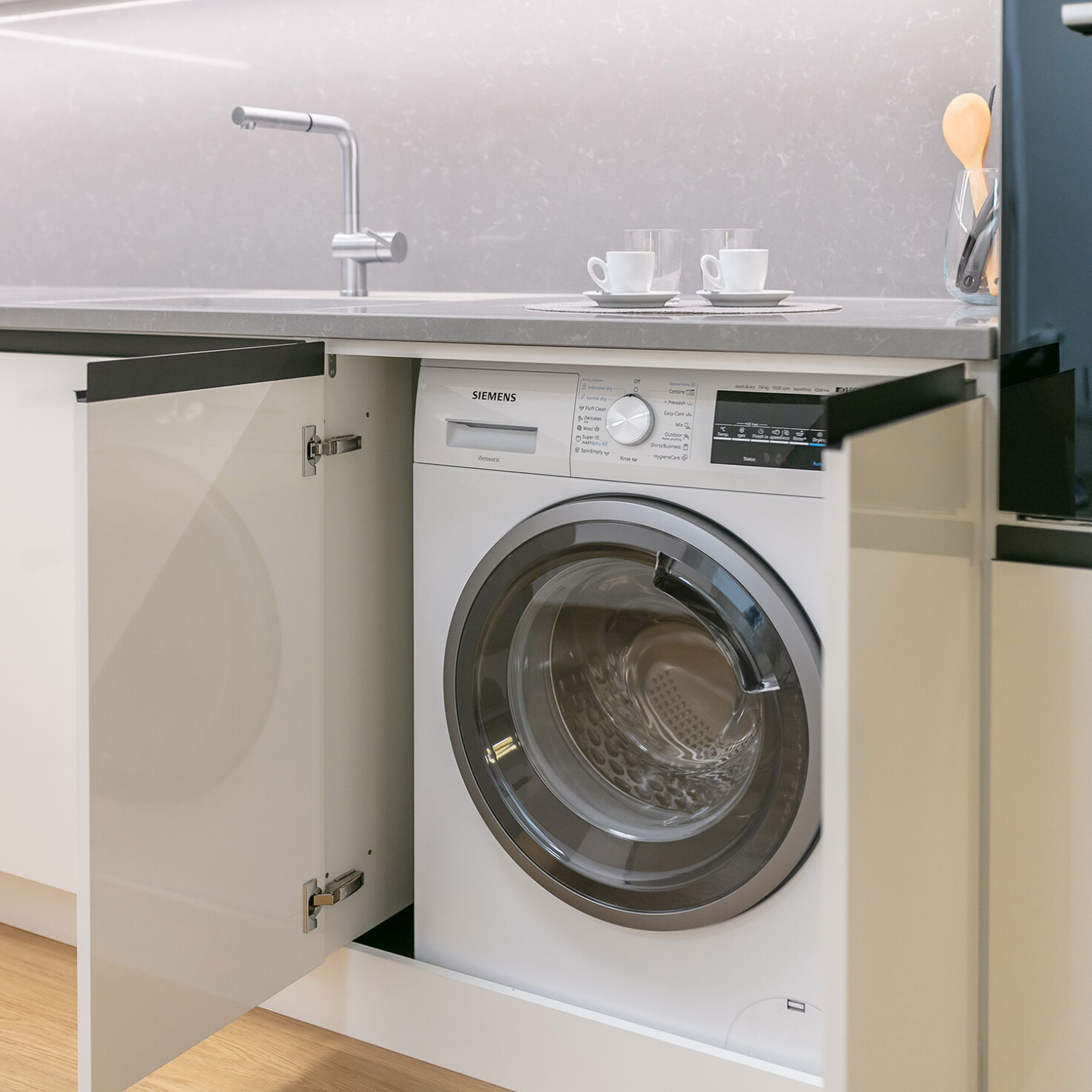 biela-kuchyna-na-mieru_vstavana-pracka-v-kuchyni