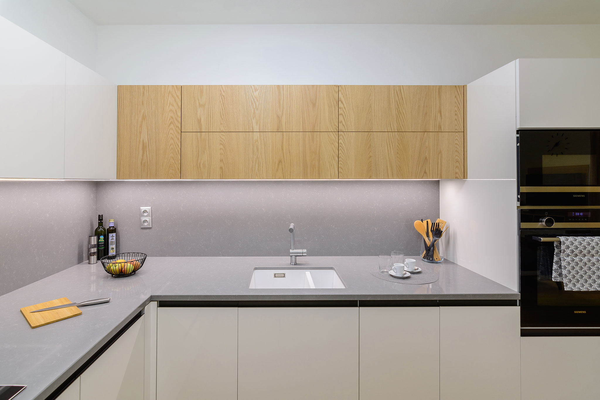 biela-lakovana-kuchyna-na-mieru_sedy-kamen