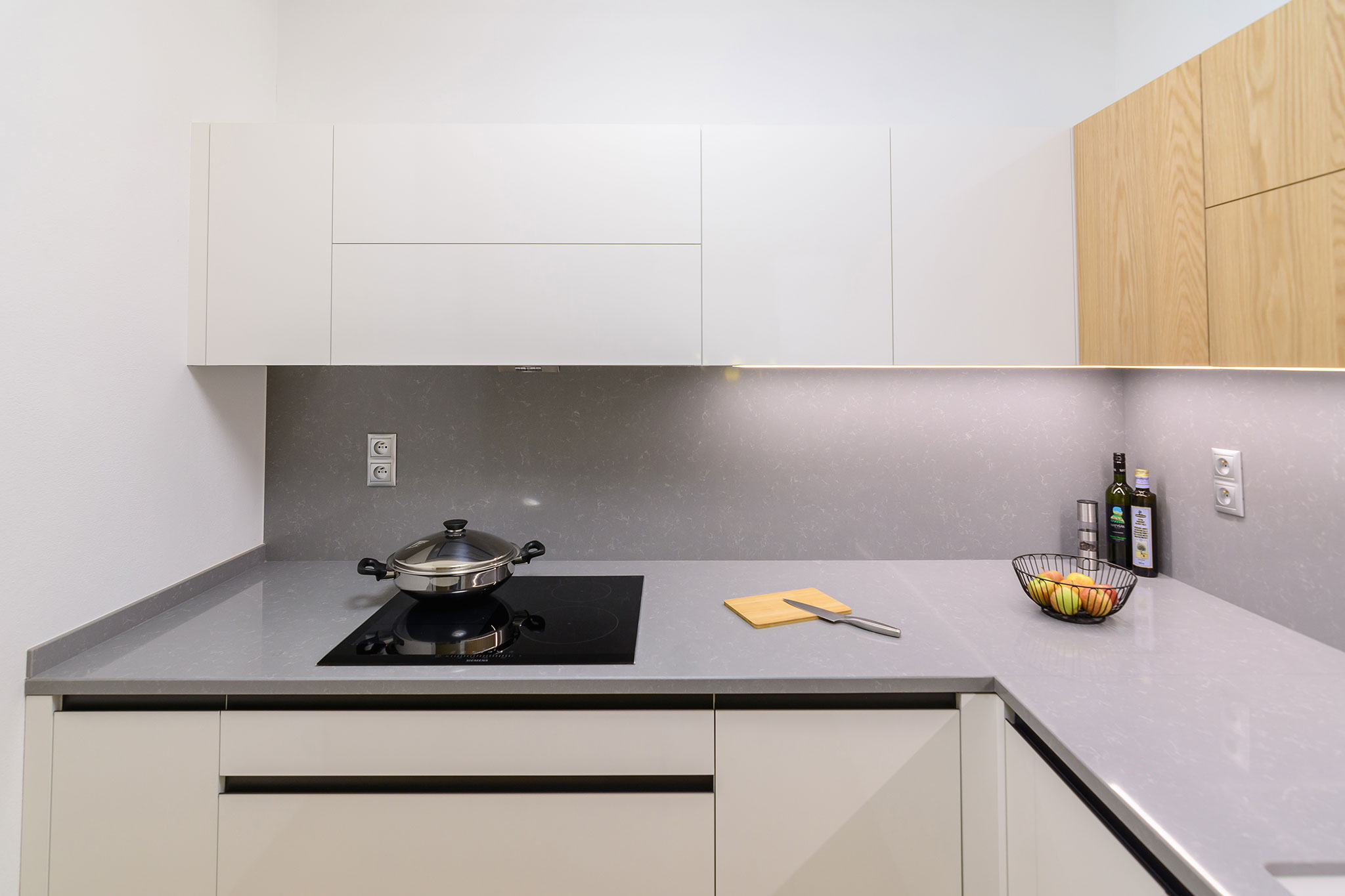 biela-lakovana-kuchyna-na-mieru_sedy-kamen