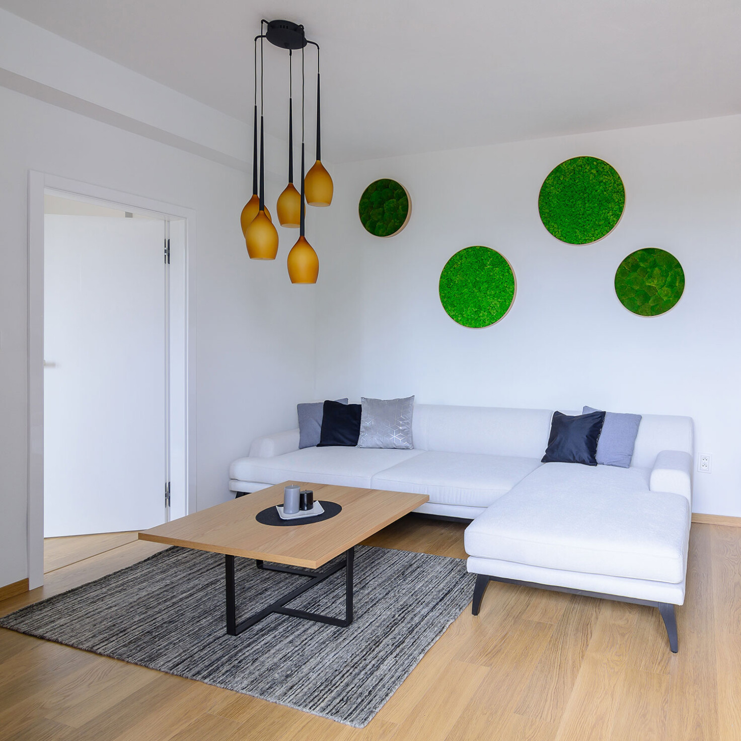 biela-latkova-sedacka_na-mieru_dreveny-konferencny-stolik