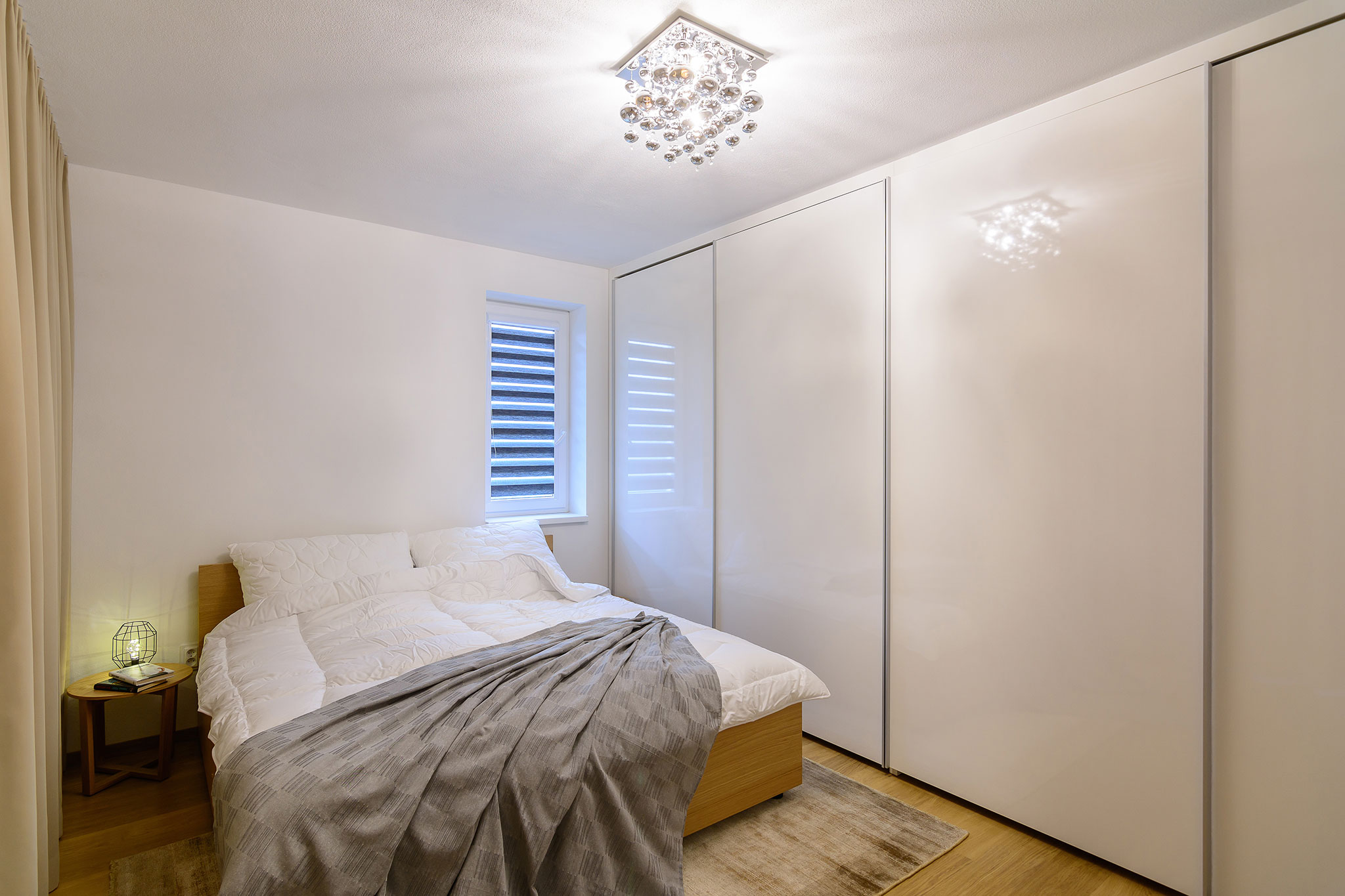 biela-skrina-drevene-nocne-stoliky-drevena-manzelska-postel