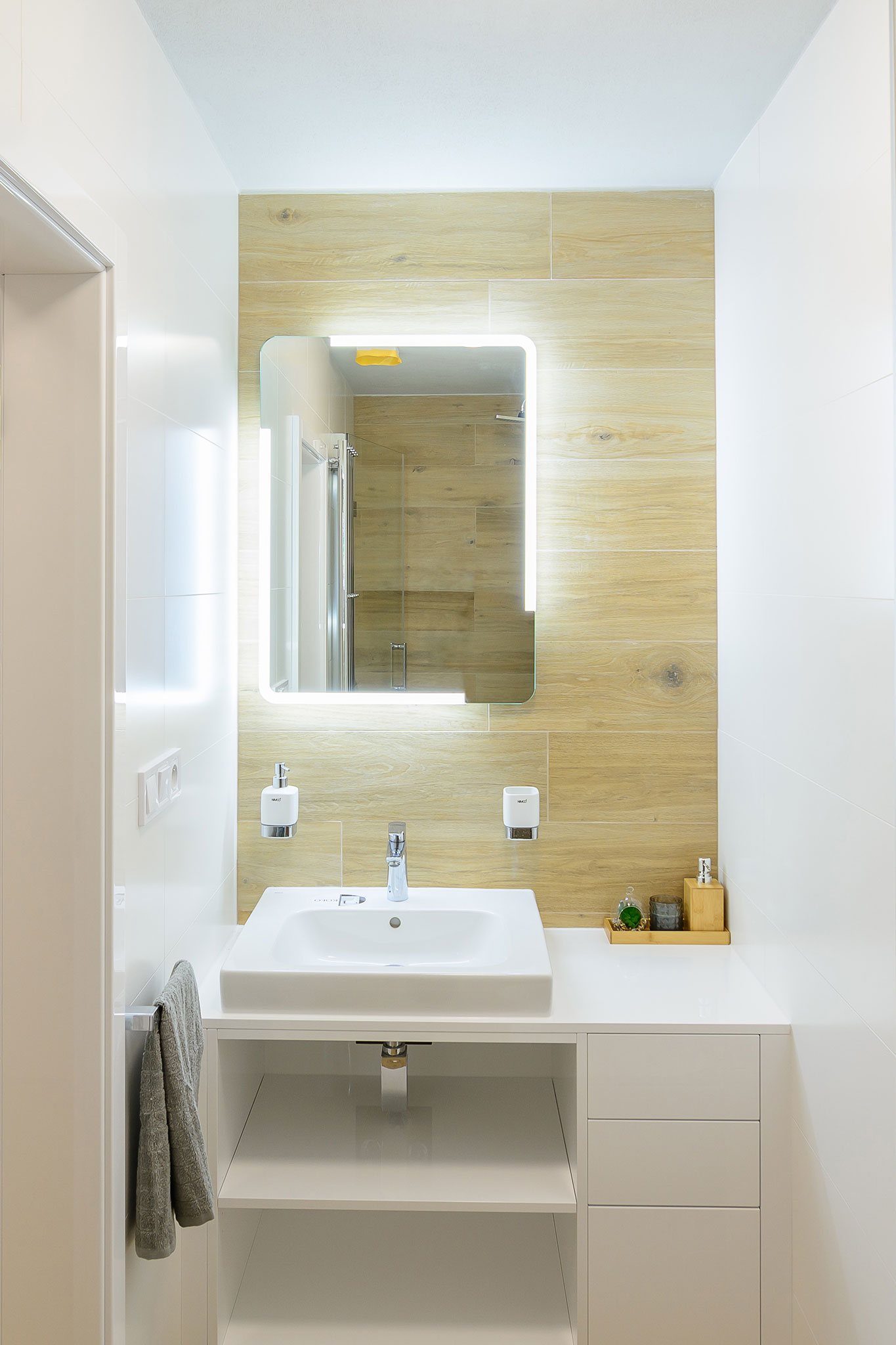 biely-kupelnovy-nabytok-na-mieru