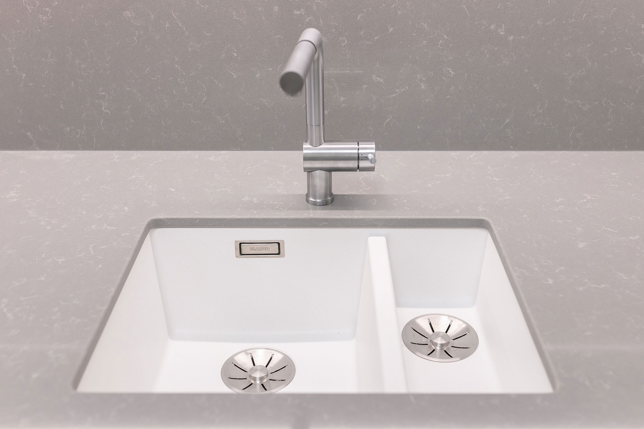 seda-pracovna-doska-na-mieru-z-kamena_drez-a-bateria-blanco