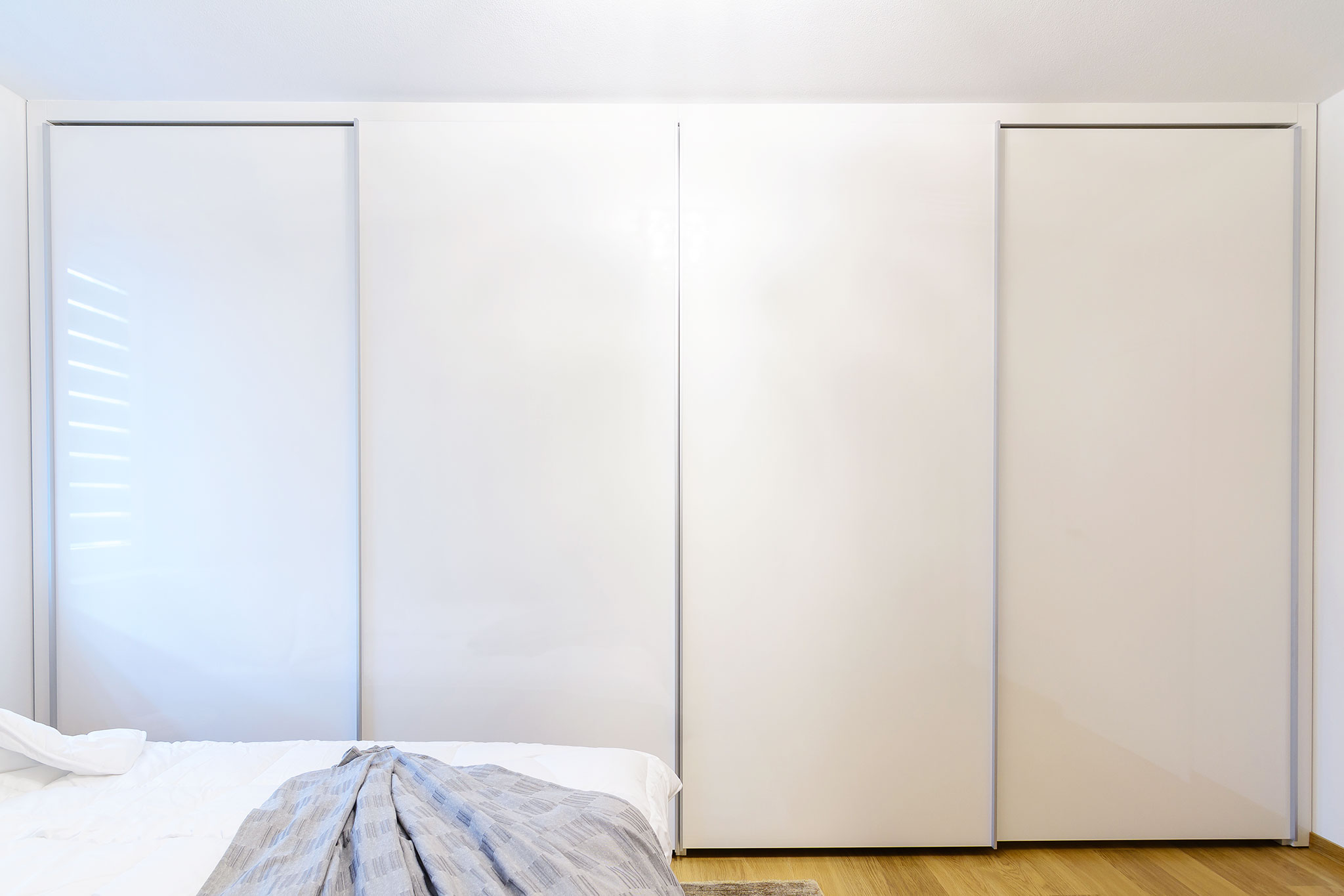 vstavana-biela-lakovana-skrina-v-spali-na-mieru