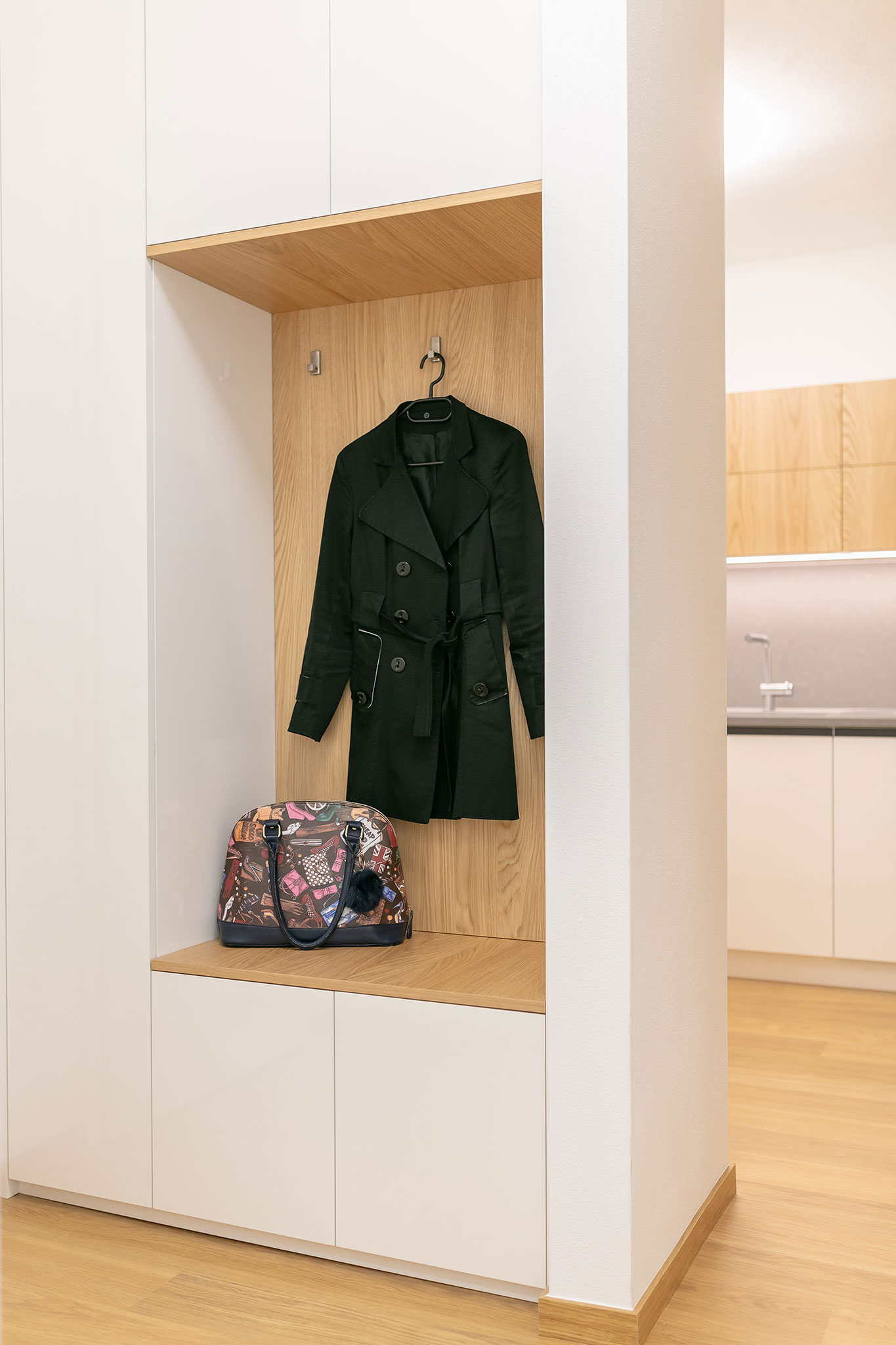 vstavana-skrina-do-chodby-na-mieru