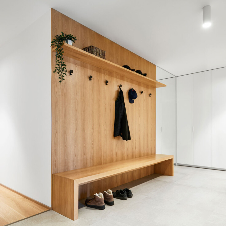 nabytok-hanak-na-mieru-do-predsiene_tmavosedy-matny-lak_led-pas_dreven-vnutro-na-sedenie