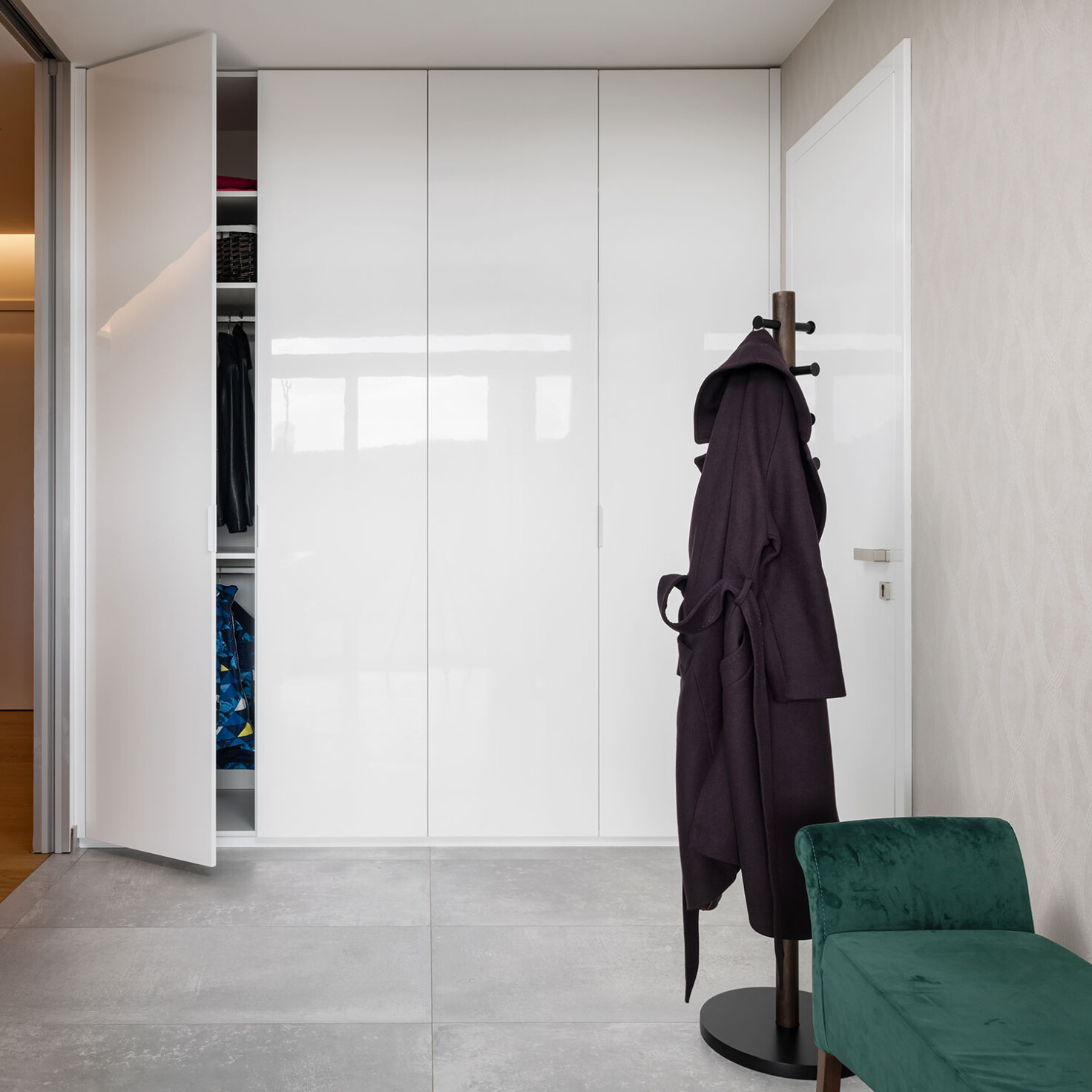 biely-lakovany-satnik-do-chodby