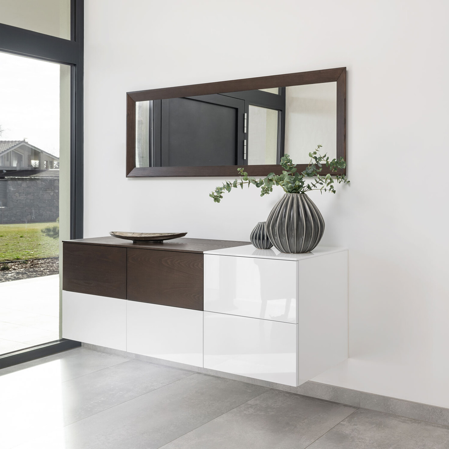 nabytok-hanak-na-mieru-do-predsiene_biela-komoda_tmava-dyha