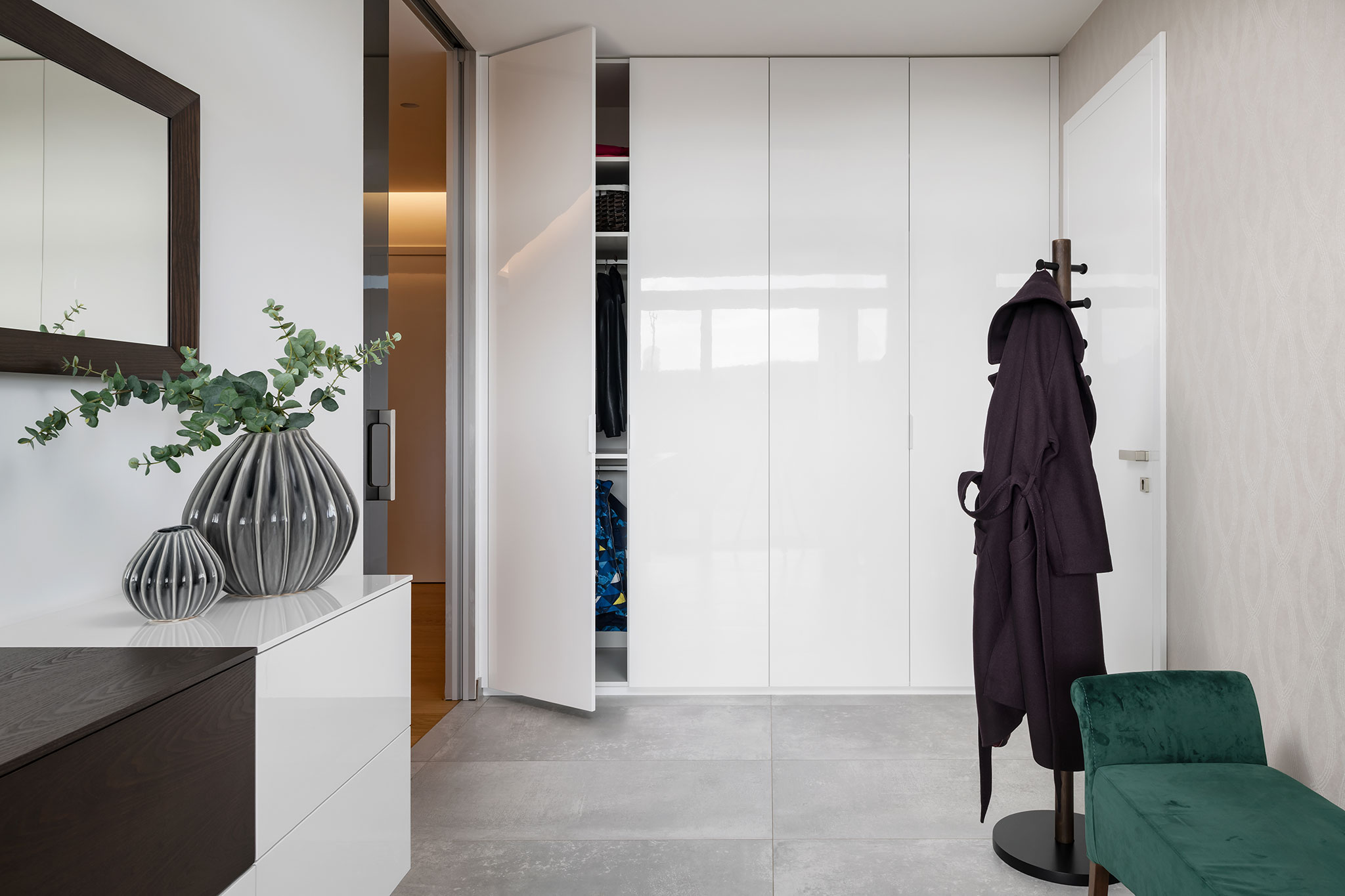 nabytok-hanak-na-mieru-do-predsiene_biela-skrina_biela-komoda_tmava-dyha