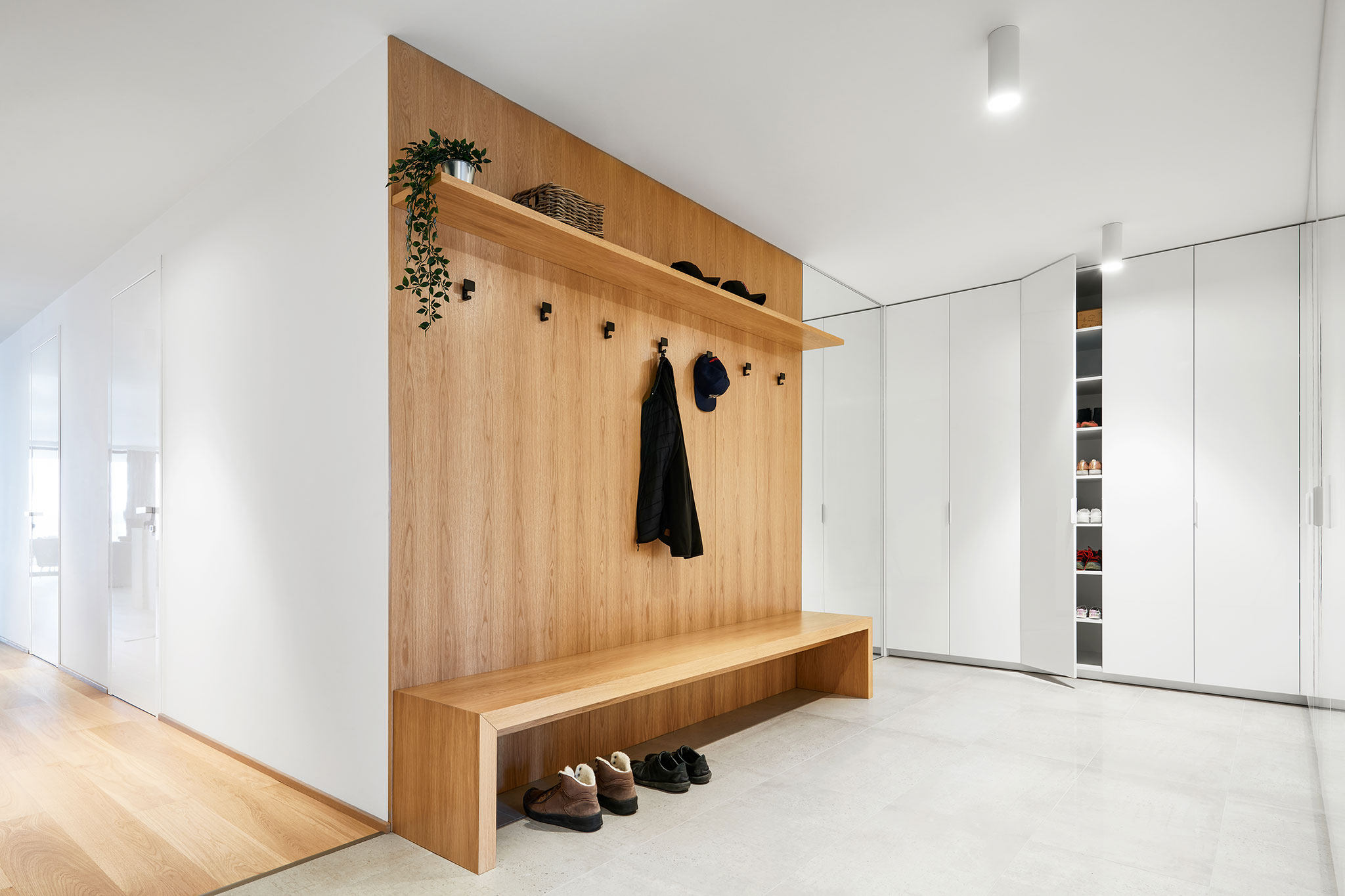 nabytok-hanak-na-mieru-do-predsiene_biela-vstavana-skrina_drevene-sedenie_drevene-vesiaky