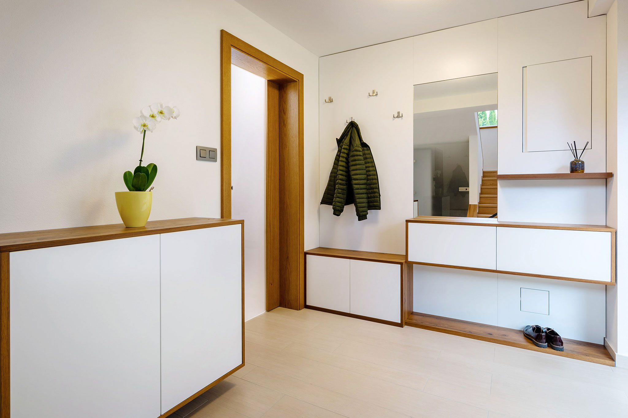 nabytok-hanak-na-mieru-do-predsiene_biely-lak-drevo-dub-selsky-old