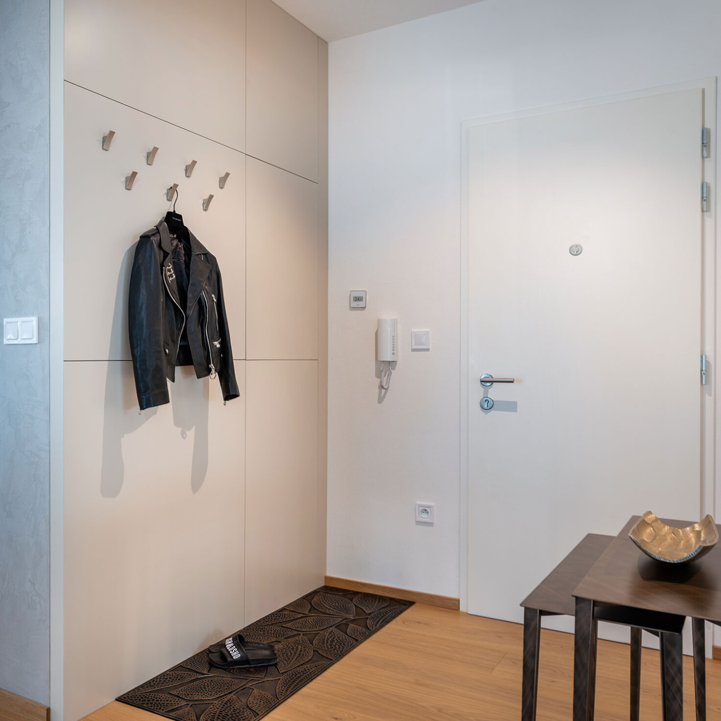 nabytok-hanak-na-mieru-do-predsiene_champagne-lakovana-stena_moderny-vesiak