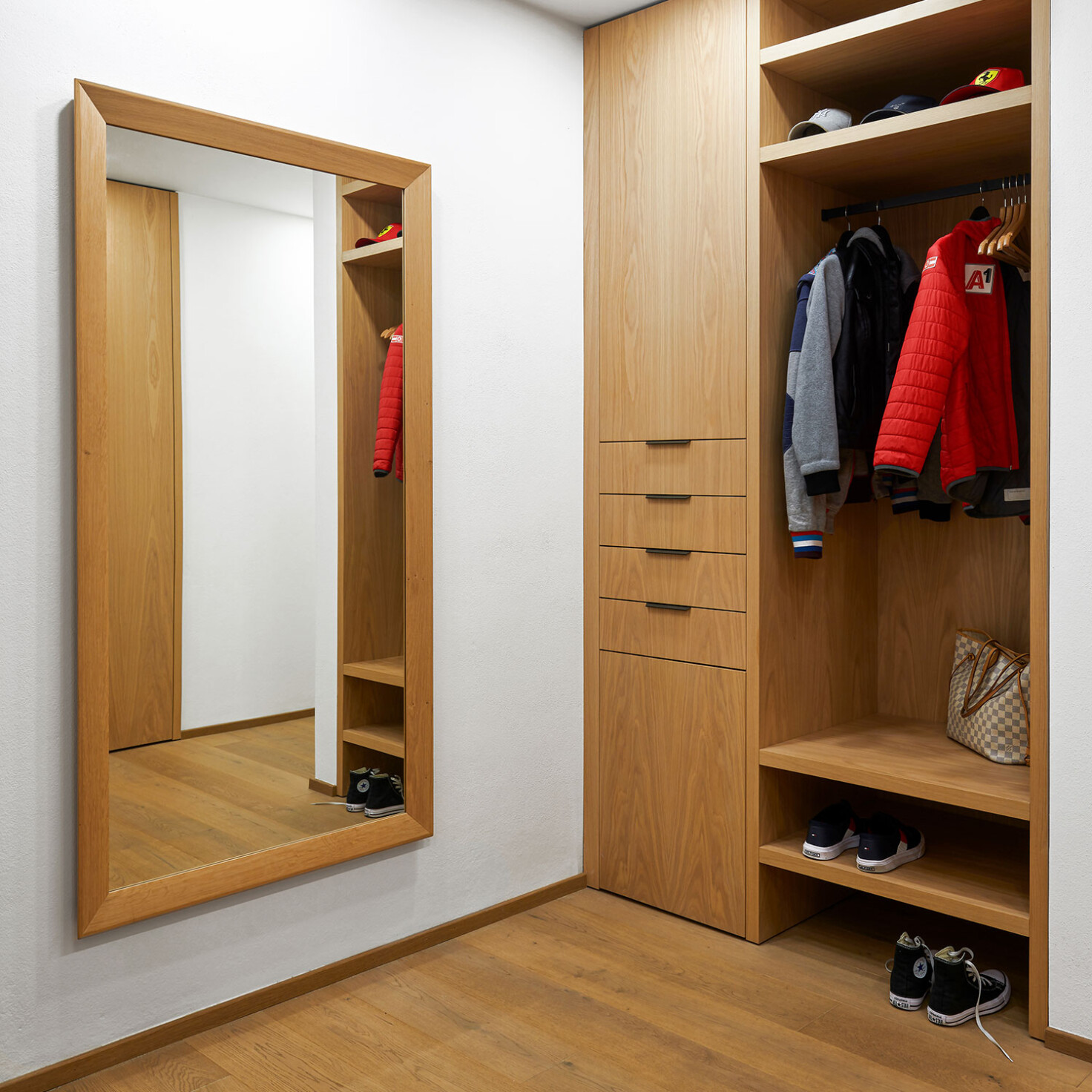 nabytok-hanak-na-mieru-do-predsiene_drevena-skrina-na-mieru-do-chodby