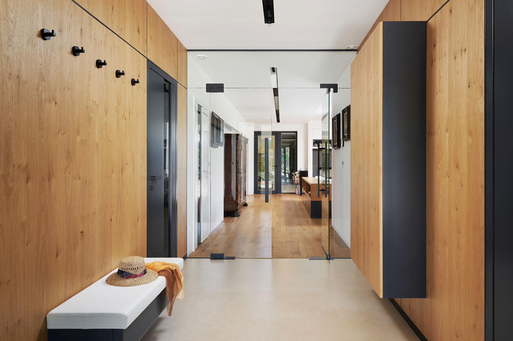 nabytok-hanak-na-mieru-do-predsiene_dub-kombinacii-lak-titan_matny