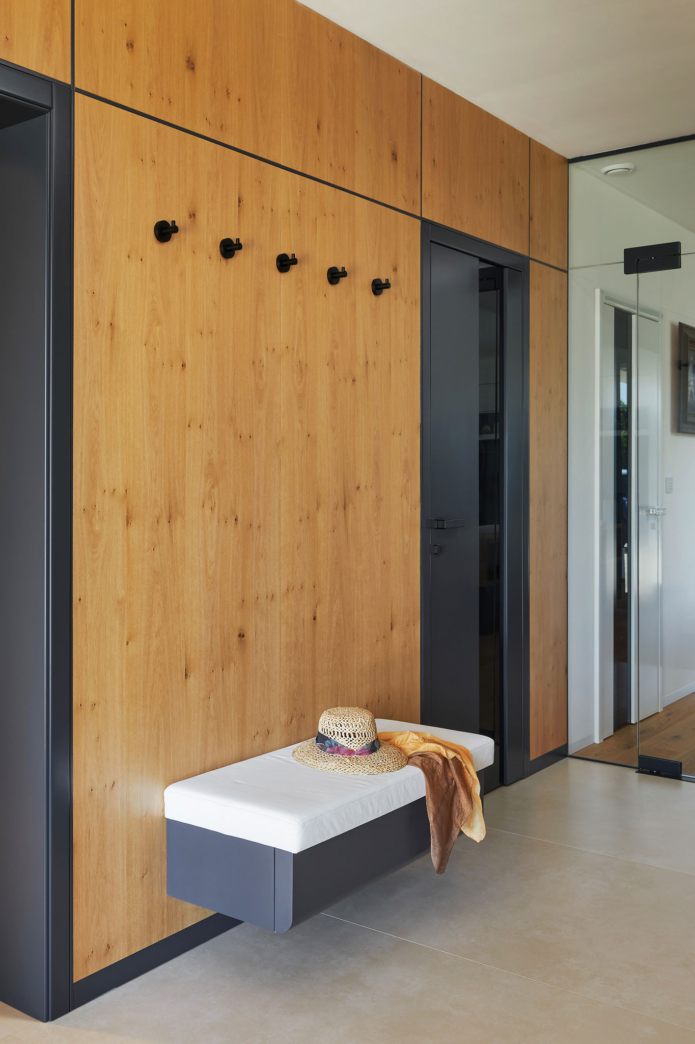 nabytok-hanak-na-mieru-do-predsiene_dub-kombinacii-lak-titan_matny_drevene-obklady-stien