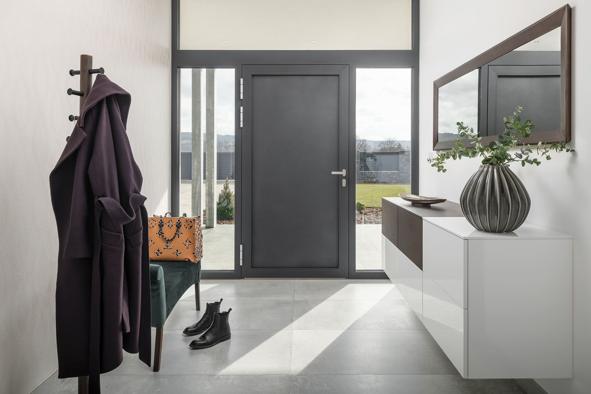 nabytok-hanak-na-mieru-do-predsiene_sede-lakovane-dvere_biela-komoda_tmava-dyha