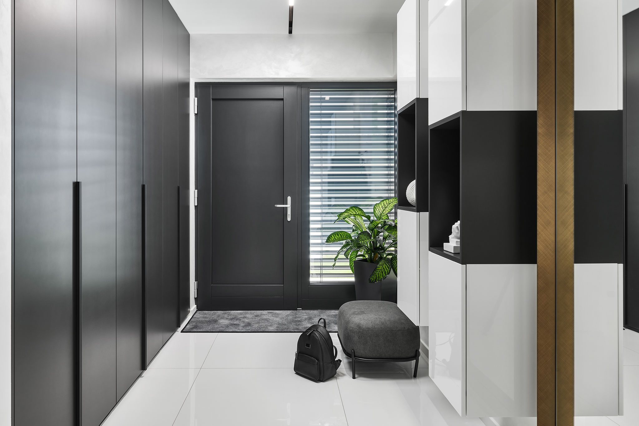 nabytok-hanak-na-mieru-do-predsiene_sedy-lakovany-nabytok_seda-vstavana-lakovana-skrina-na-mieru