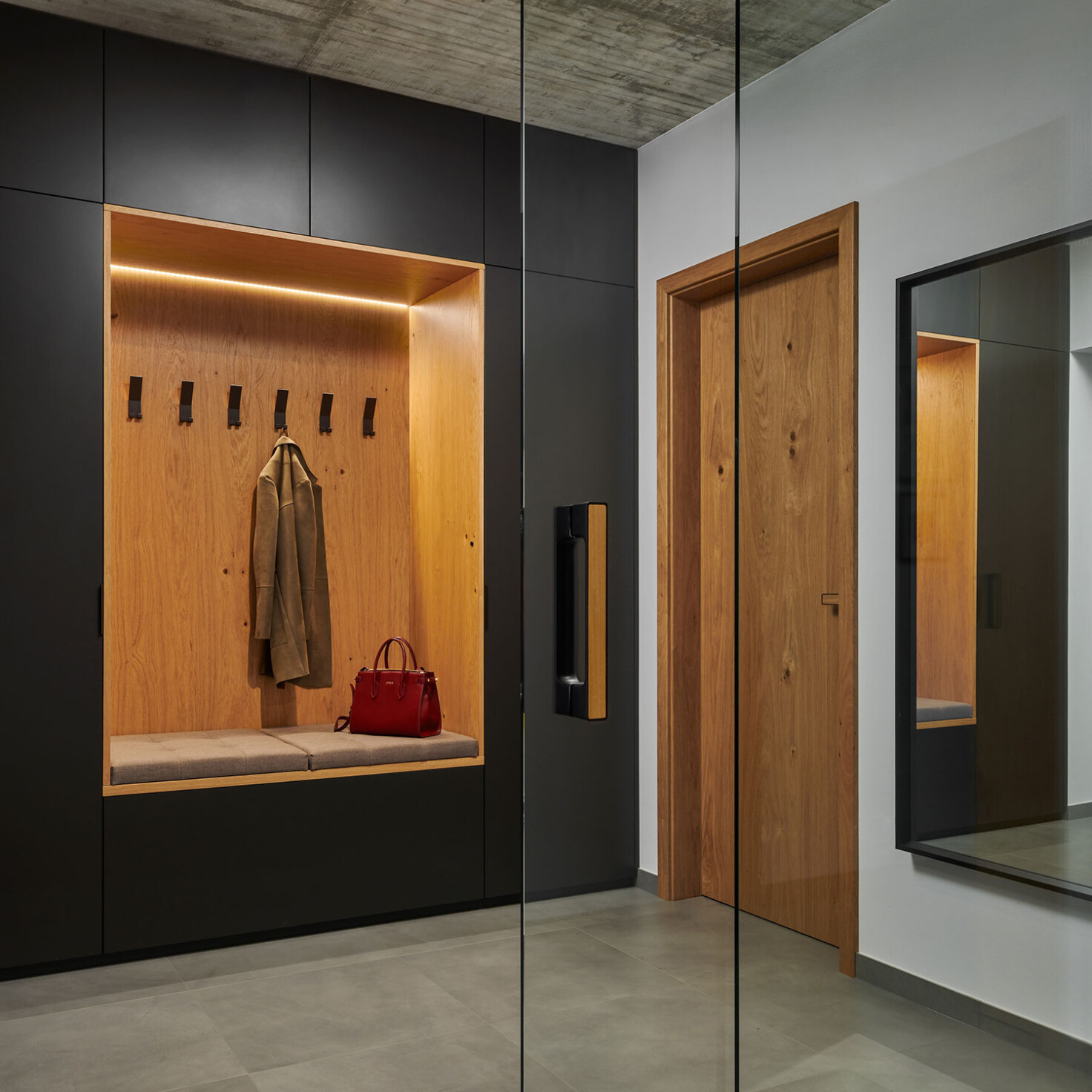 nabytok-hanak-na-mieru-do-predsiene_tmavosedy-matny-lak_led-pas_dreven-vnutro-na-sedenie