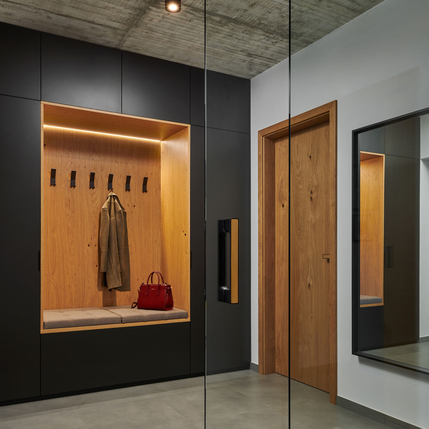 nabytok-na-mieru-do-predsiene_seda-vstavana-skrina.j