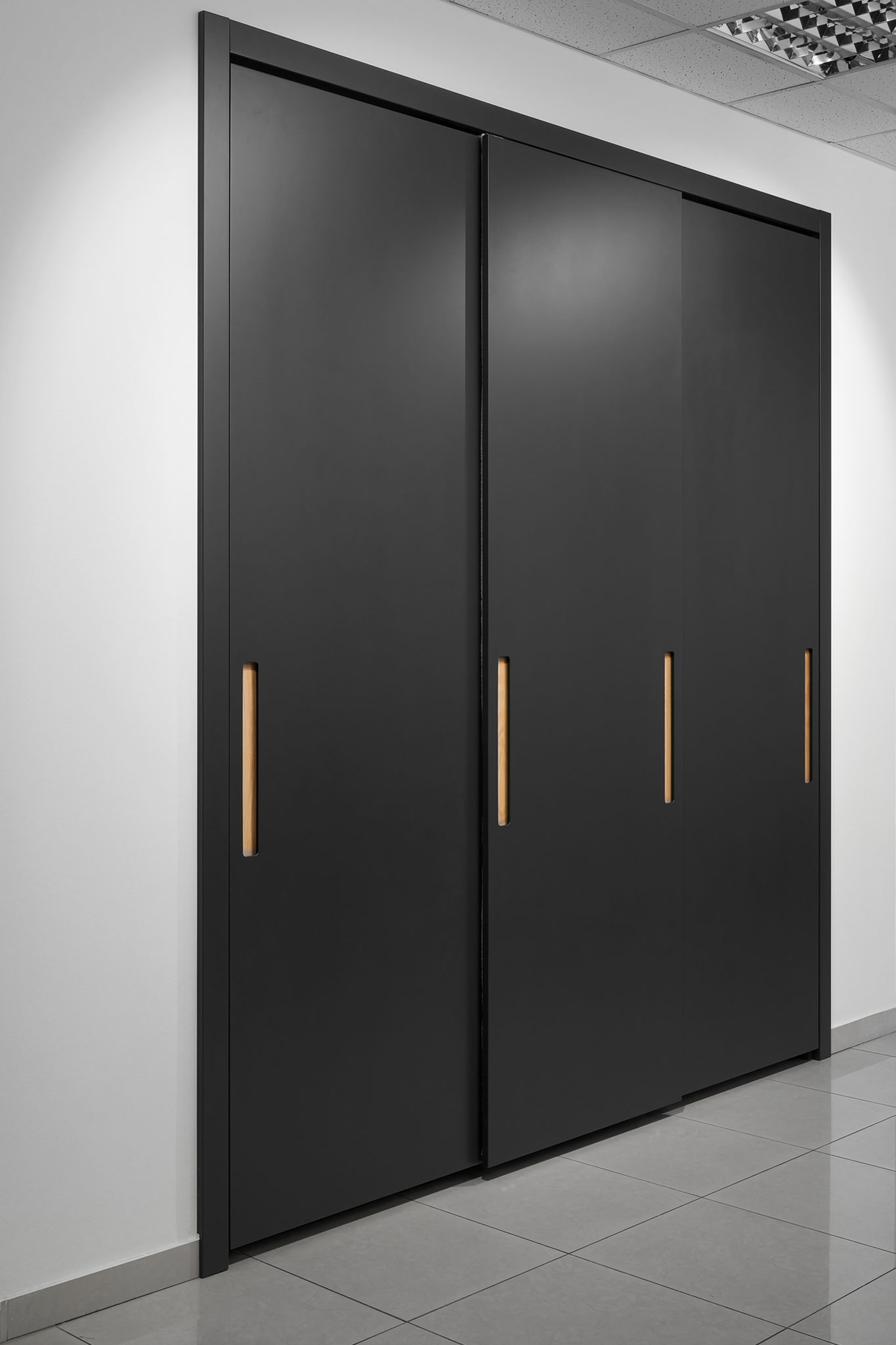 seda-lakaovana-matna-skrina