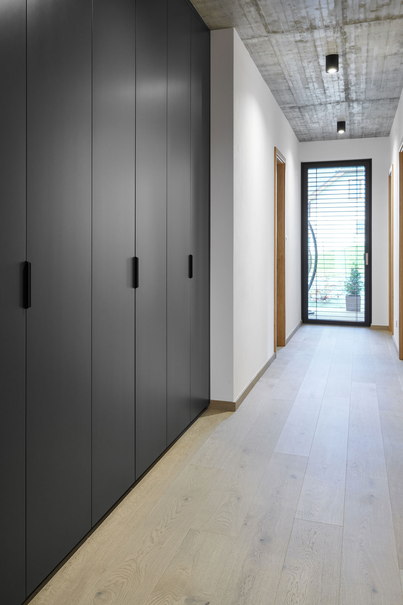 seda-lakaovana-matna-skrina_v-chodbe