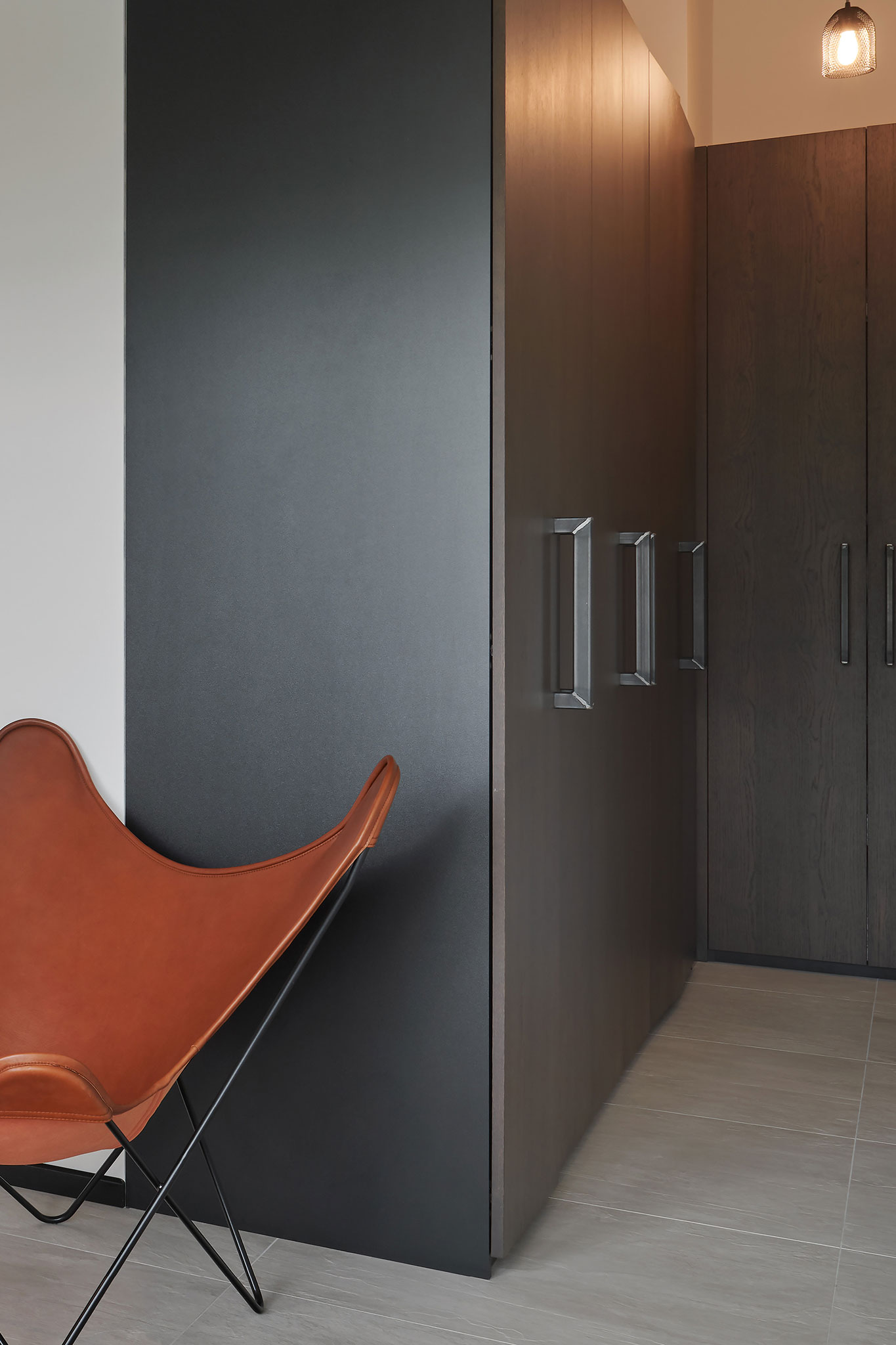 seda-lakaovana-matna-skrina_v-pracovni