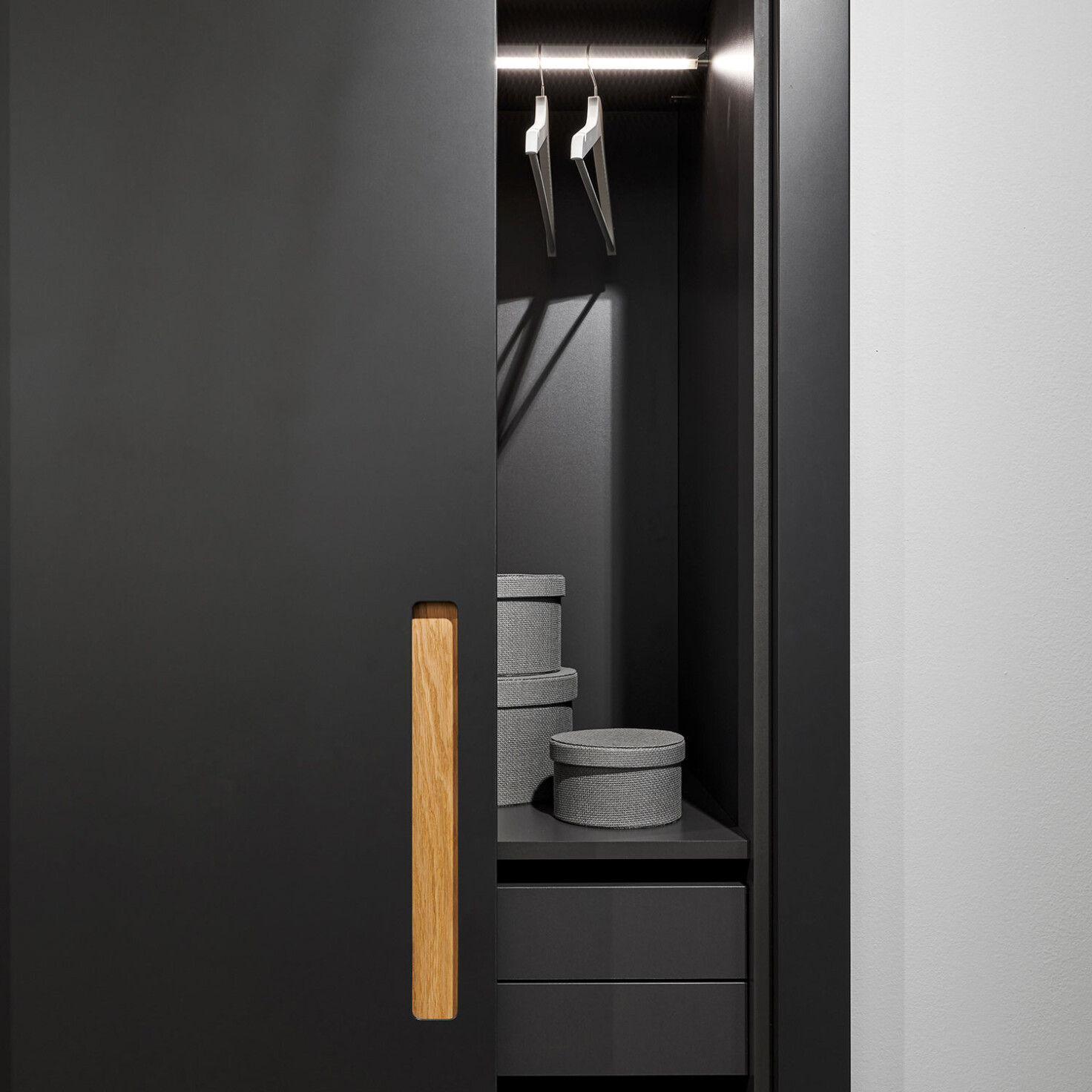 seda-skrina-na-mieru