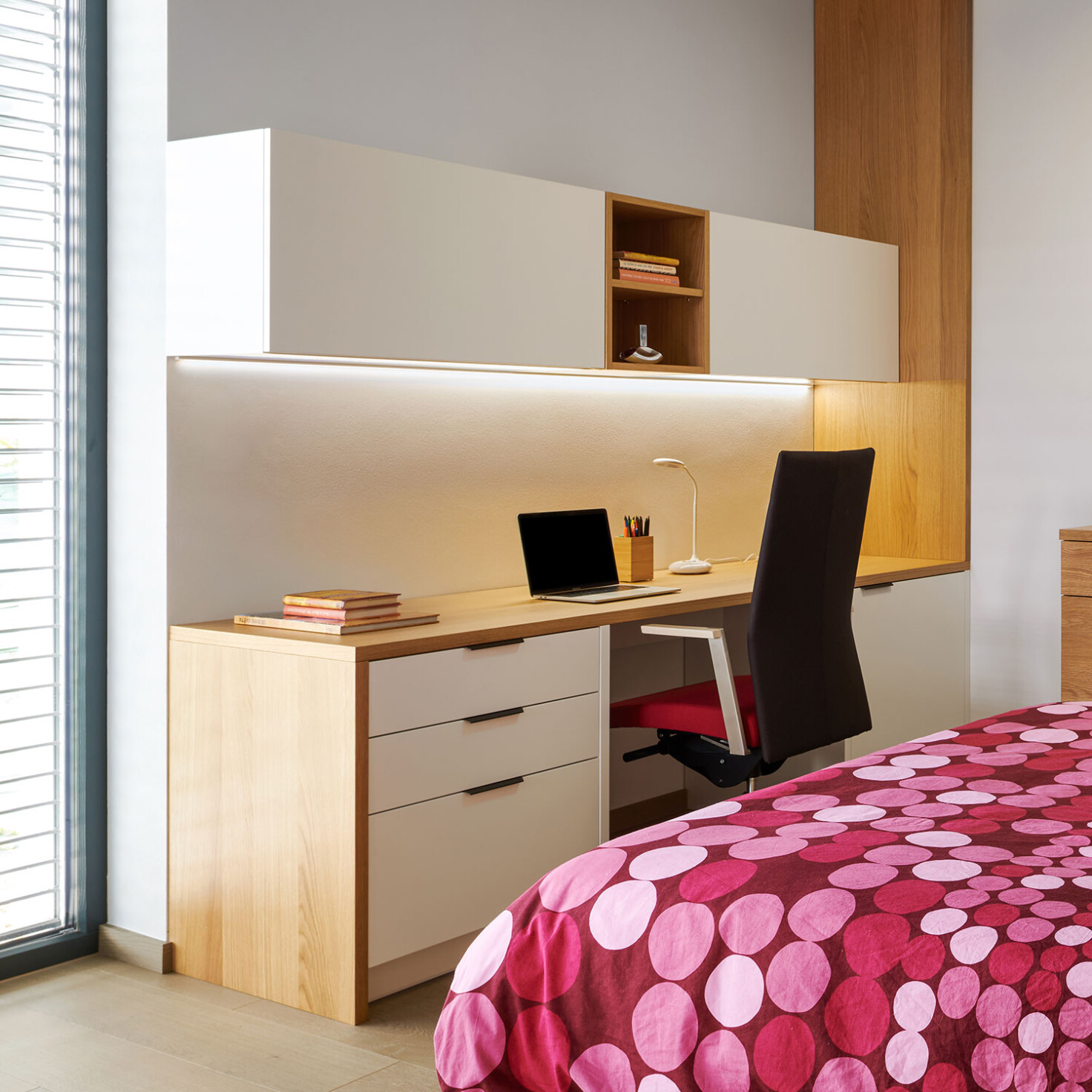 moderna pracovna na mieru_home office nabytok