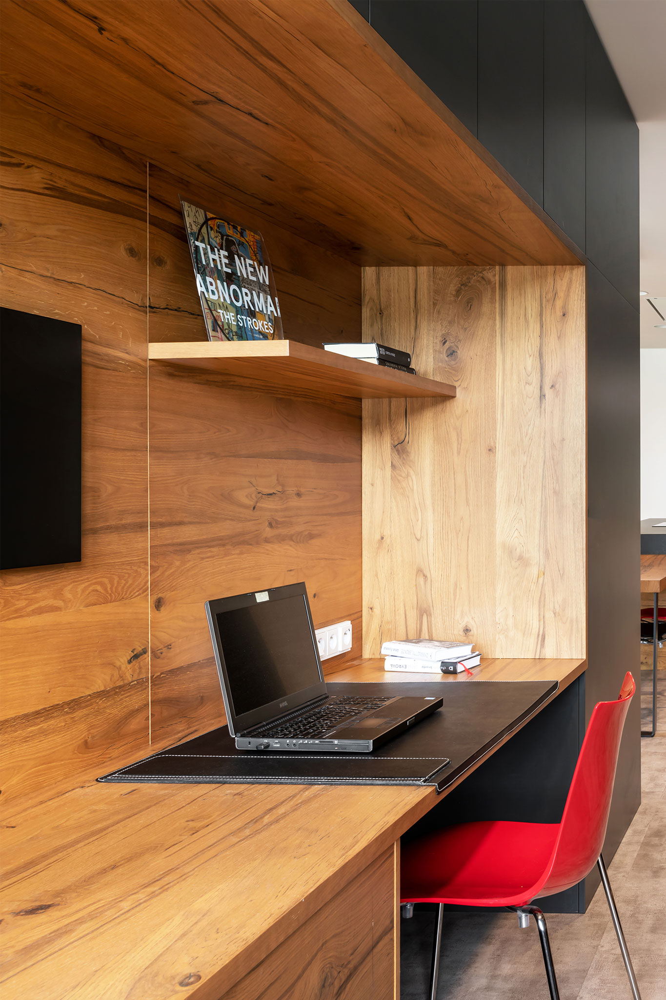 domaca-pracovna kombinacia dreva a matneho sedeho laku_home-office