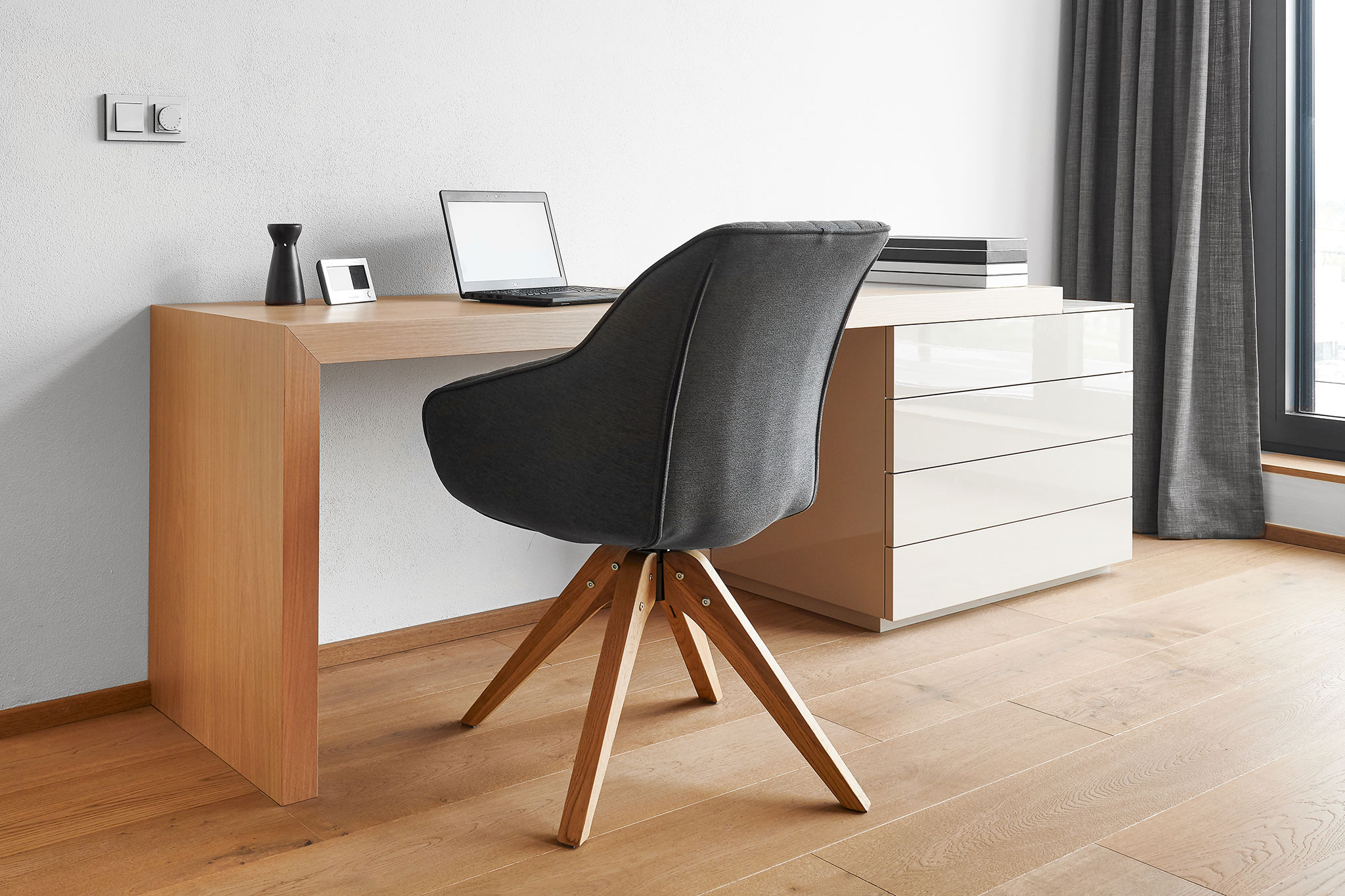 pracovny dreveny stol a lakovany nabytok na mieru_domaca-pracovna_home-office