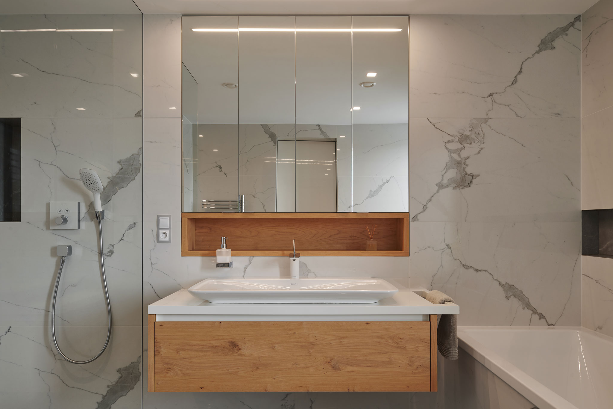 sklenená skrinka a skrinka pod umyvadlo na mieru z dreva