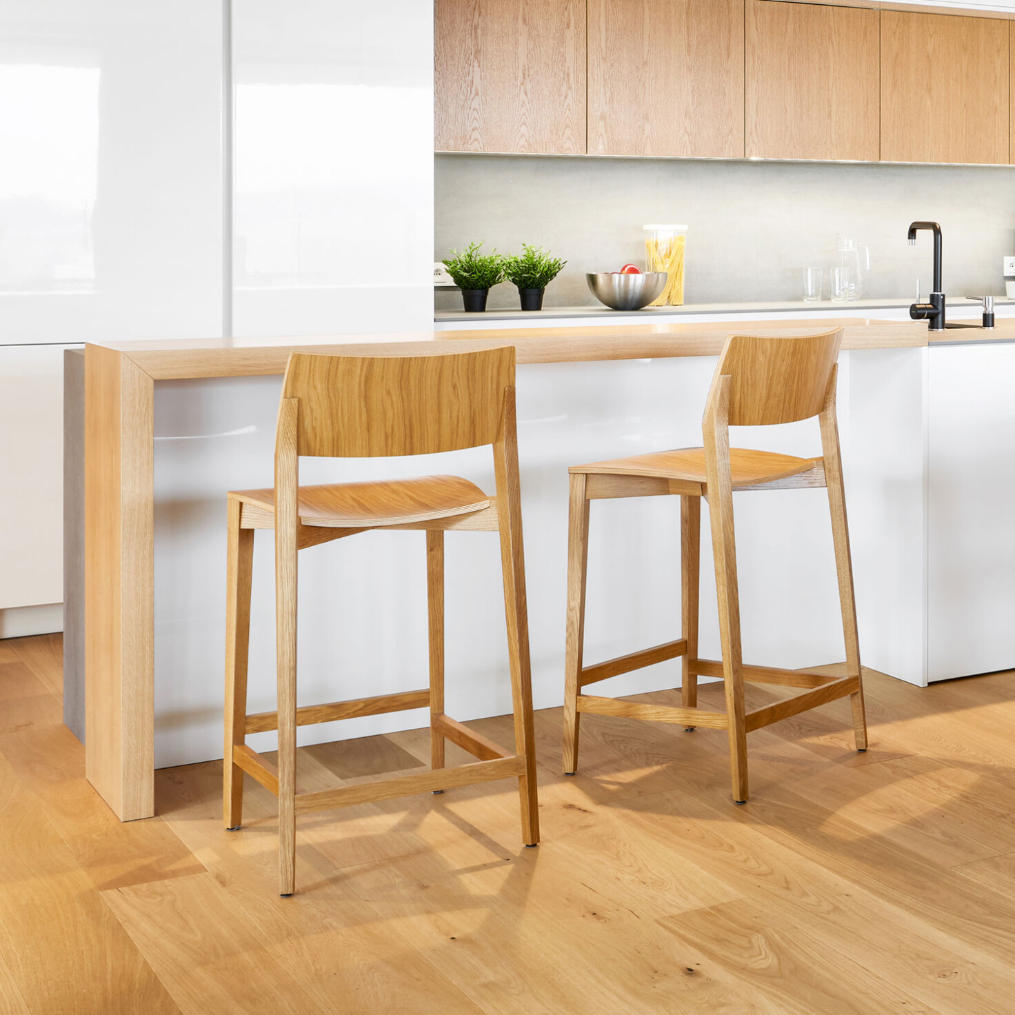 drevene barove stolicky so svetleho dreva