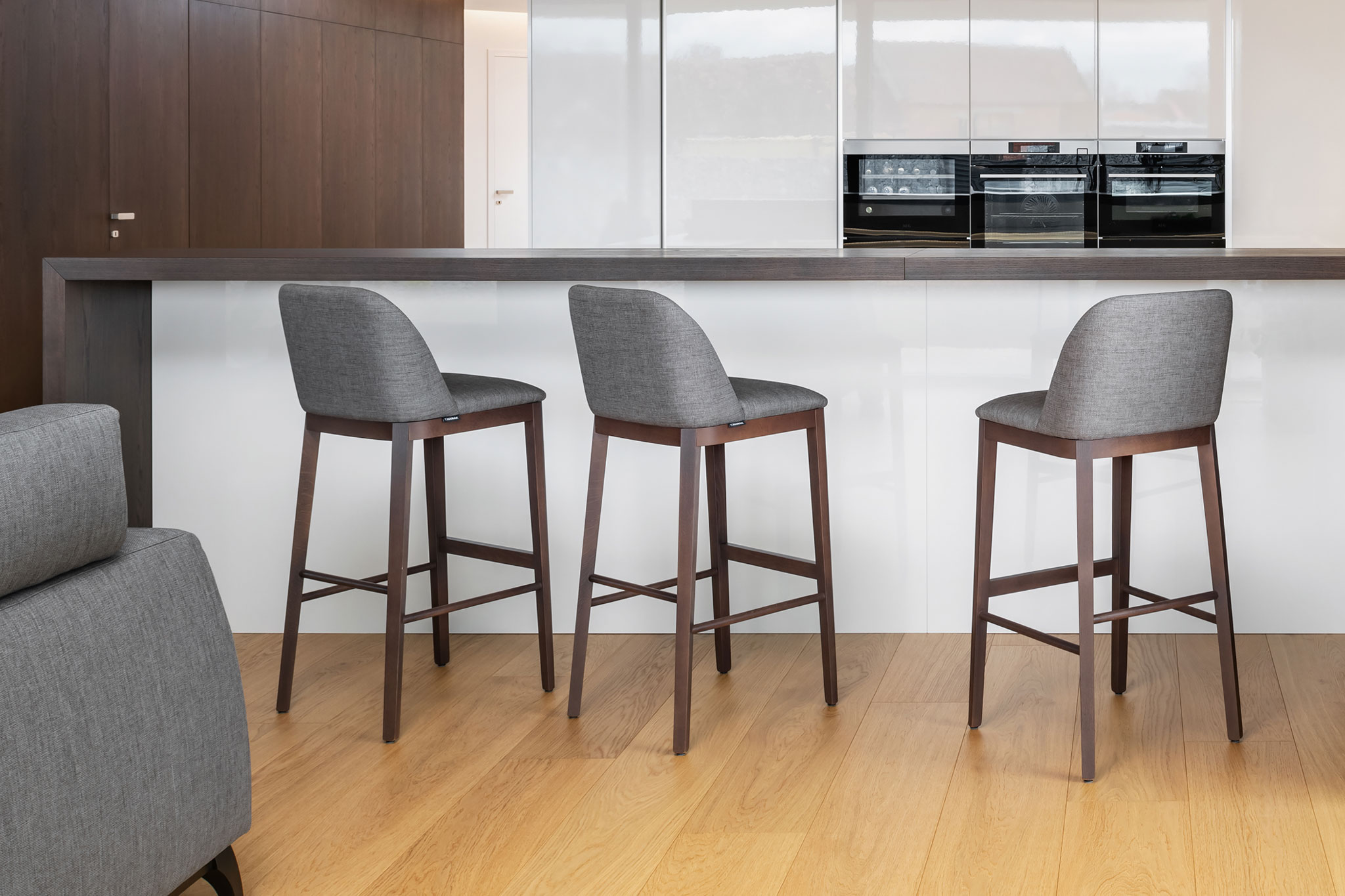 moderne sede latkove barove stolicky, tmave drevo, tmave nohy