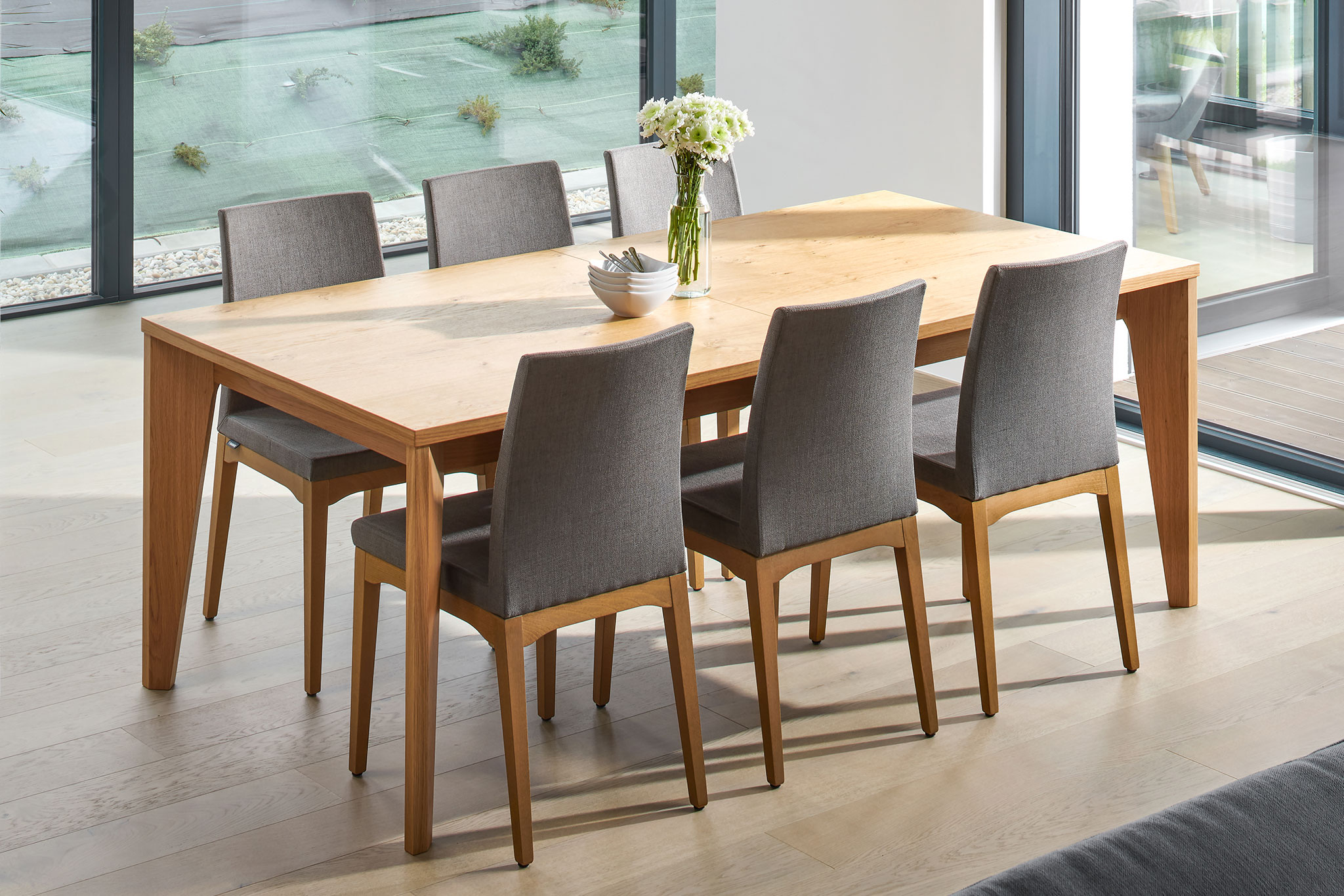 moderny dreveny stol do jedalne_sede jedalenske stolicky_latkove_drevene nozicky